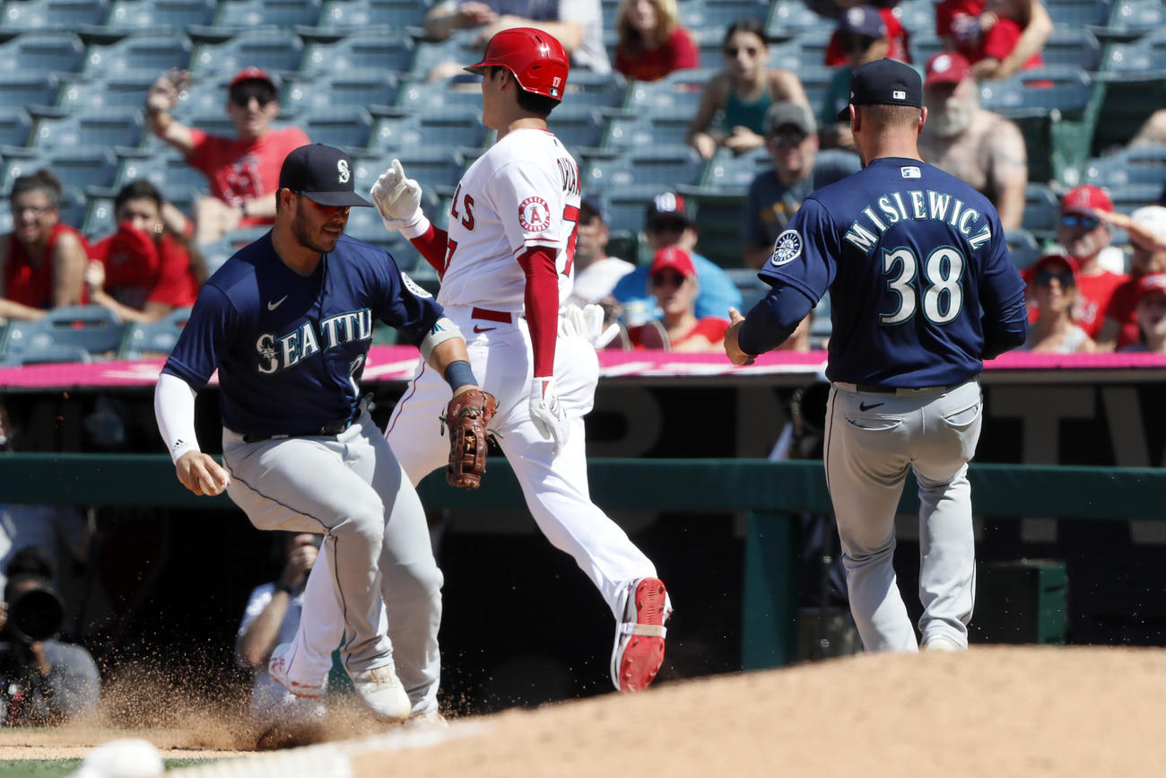 7回、一塁内野安打を放った大谷（AP）