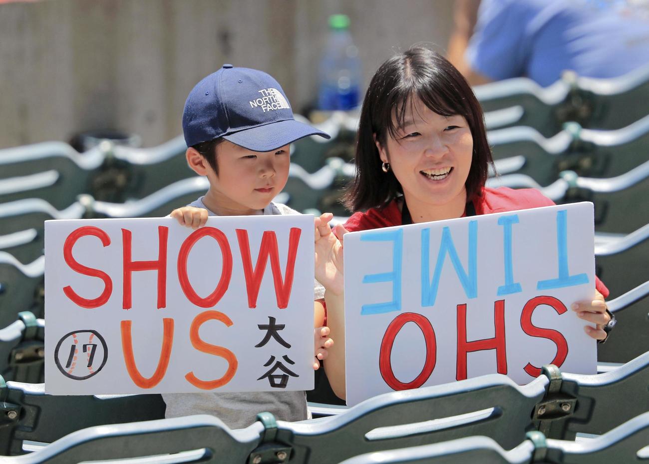 試合前、ボードを手にエンゼルス・大谷を応援するファン＝アナハイム（共同）