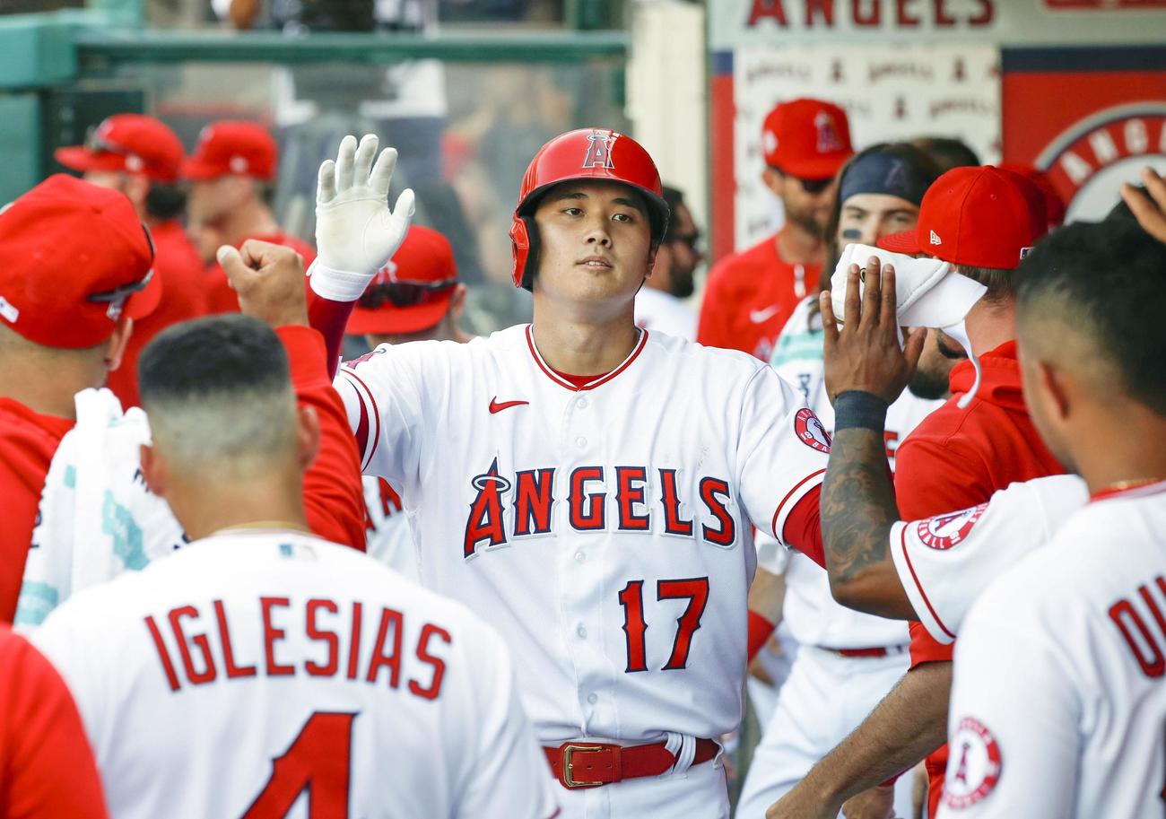 マリナーズ戦の9回、34号2ランを放ち、ベンチで祝福を受けるエンゼルス・大谷（17）＝アナハイム（共同）
