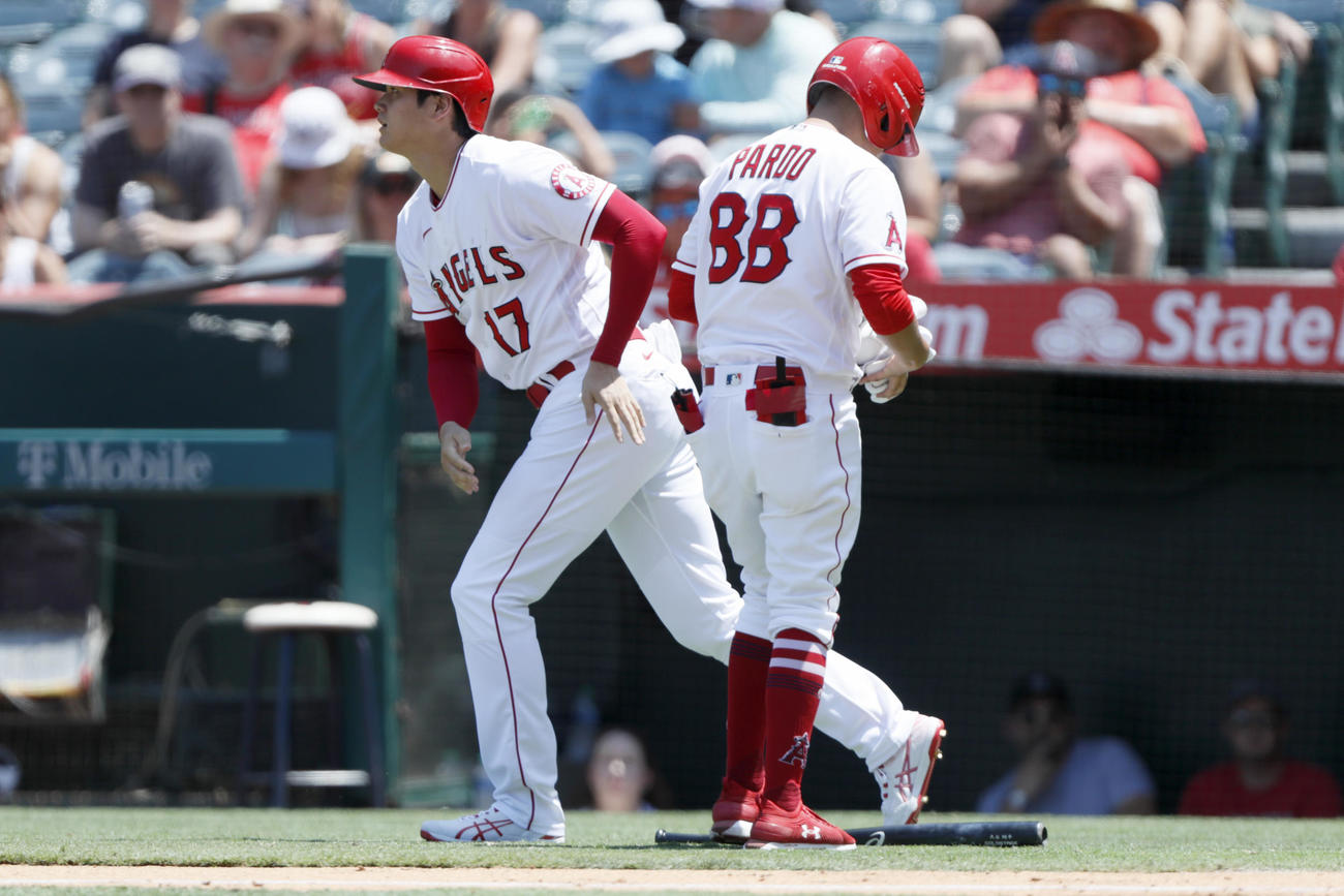 3回、四球を選んだ大谷（AP）