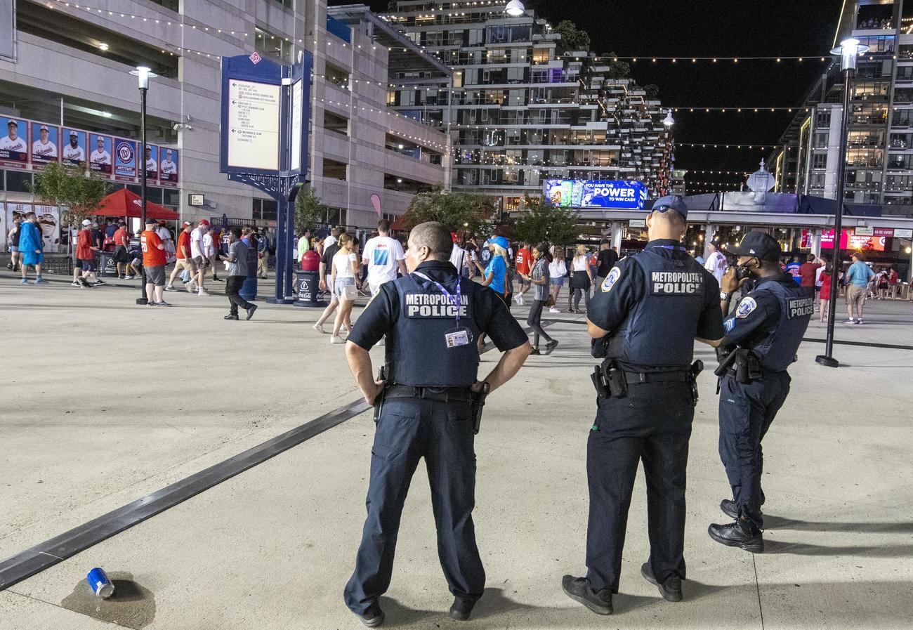 17日、ナショナルズ－パドレス戦開催中に球場近くで銃撃事件が発生し警戒にあたる警察官（USA TODAY）