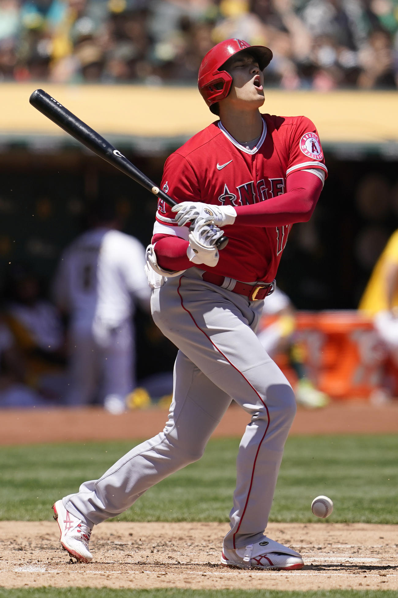 3回、自打球が当たった大谷（AP）