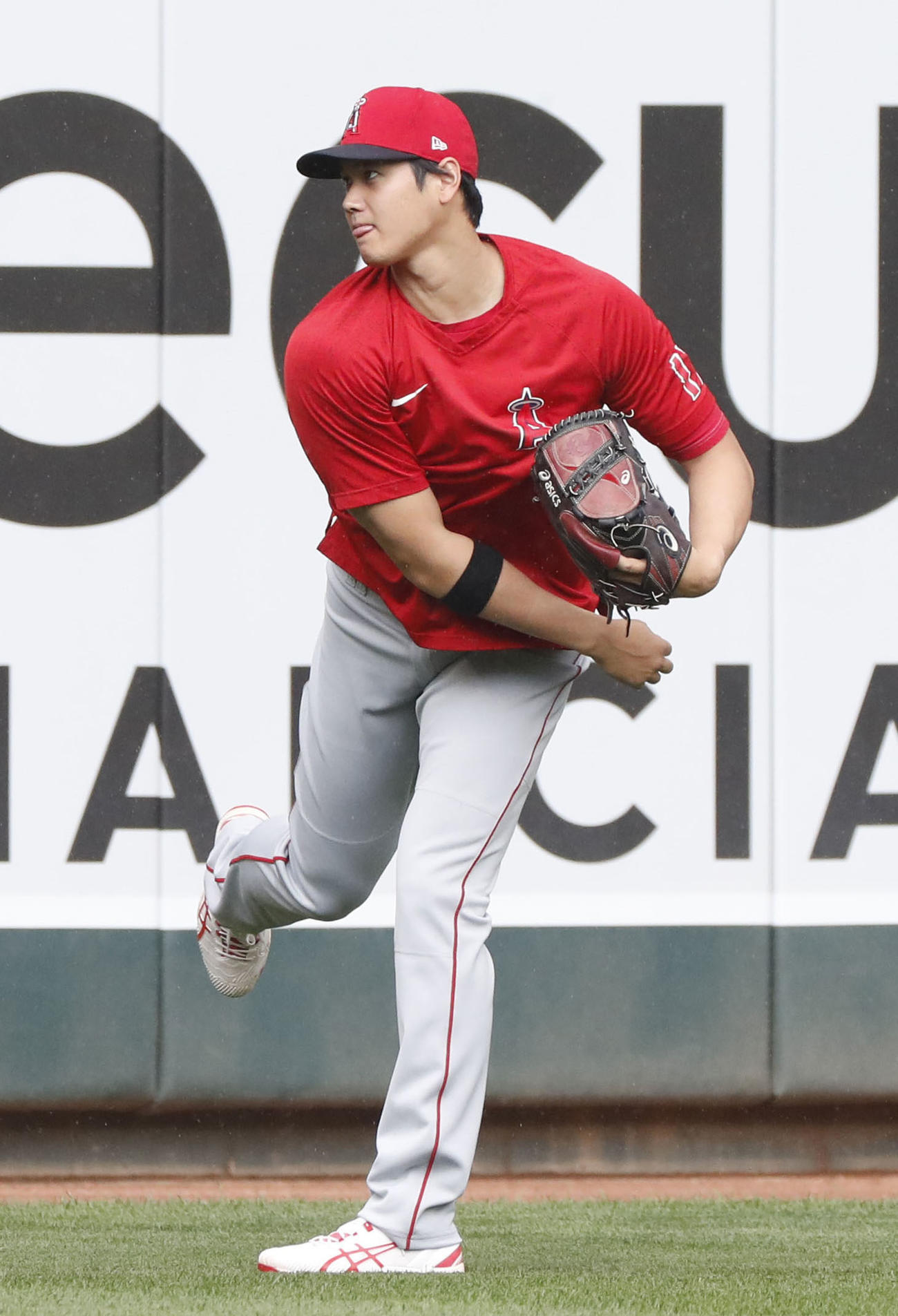 試合前、キャッチボールするエンゼルス・大谷＝ミネアポリス（共同）