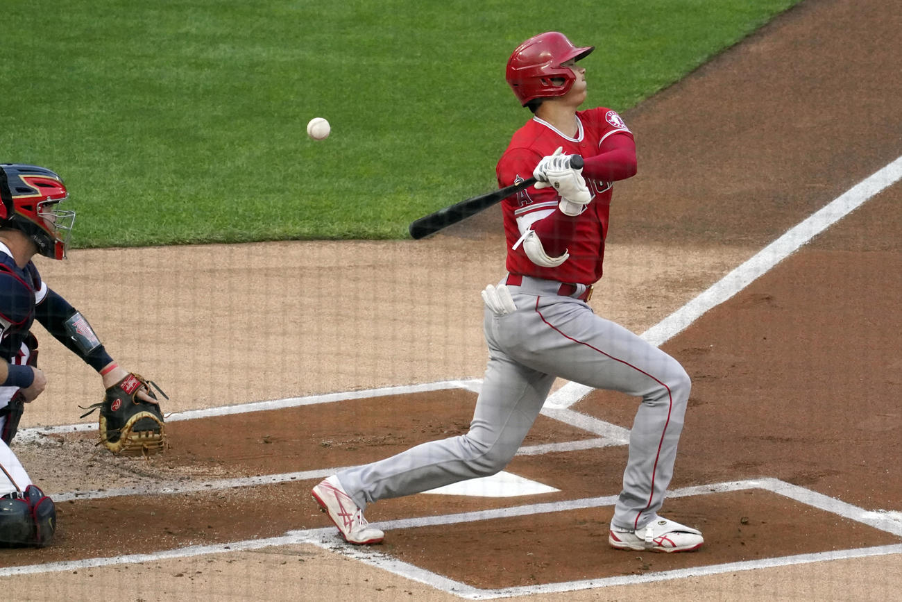 1回、前田と対戦する大谷（AP）