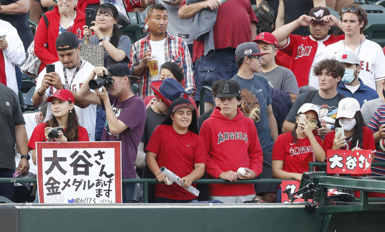 試合前、ブルペンの近くでエンゼルス・大谷の練習を見守るファンら＝アナハイム（共同）