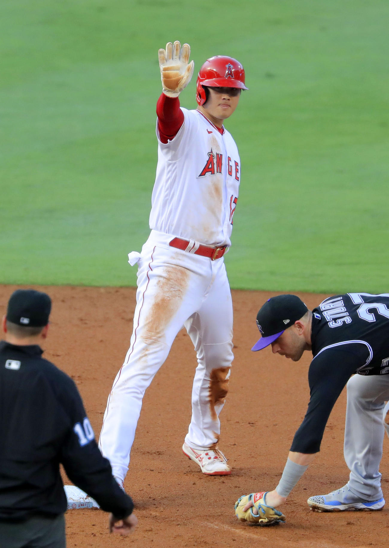 ロッキーズ戦の1回、二盗を決めたエンゼルス・大谷＝アナハイム（共同）