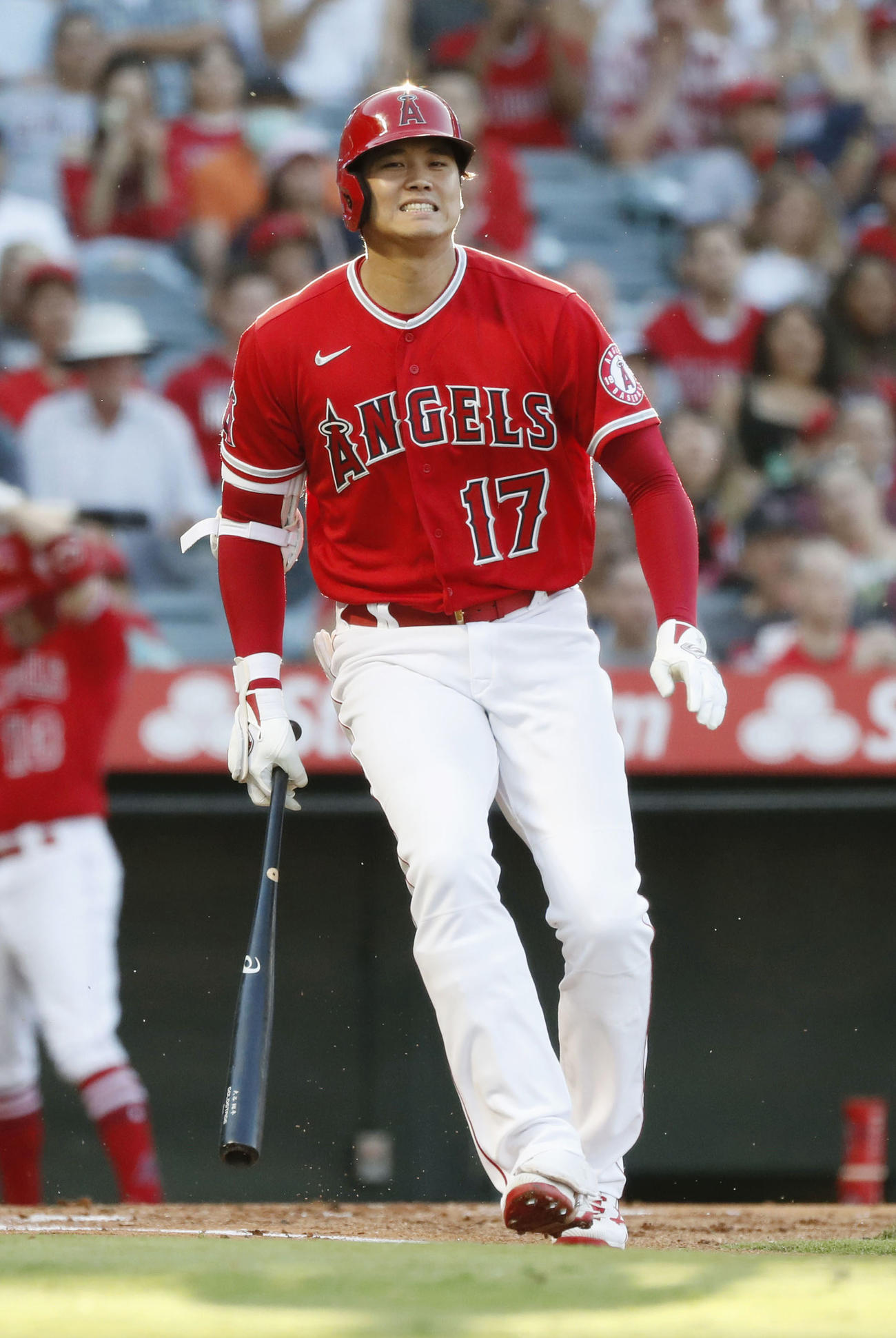 ロッキーズ戦の1回、一直に倒れたエンゼルス大谷（共同）