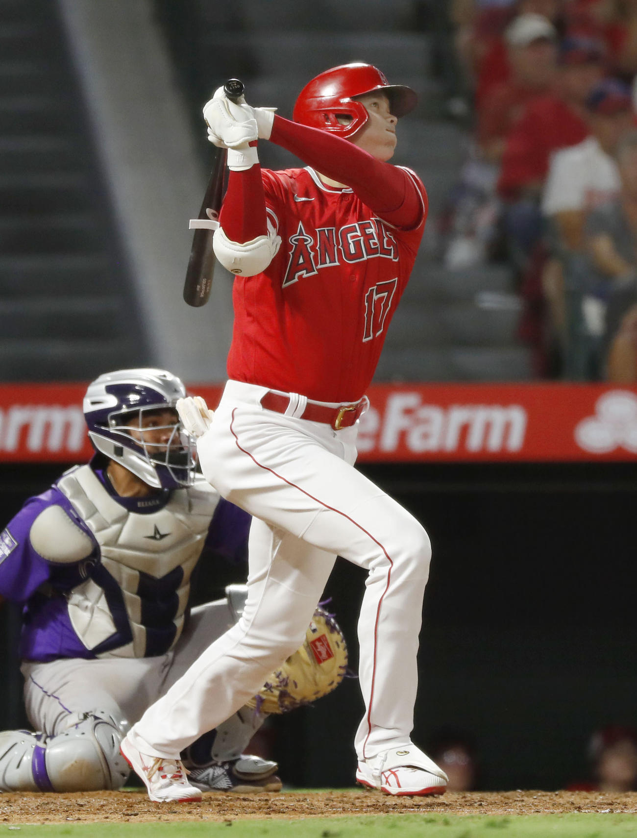 ロッキーズ戦の5回、36号2ランを放つエンゼルス大谷（共同）