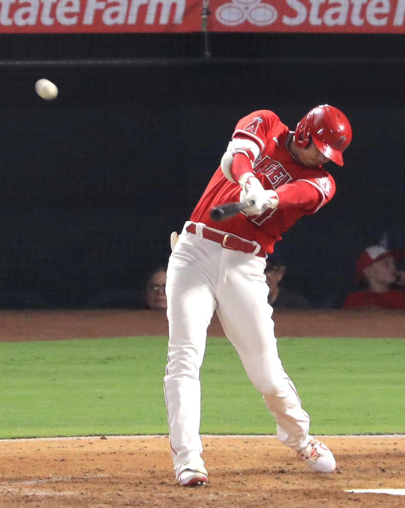 ロッキーズ戦の5回、36号2ランを放つエンゼルス大谷（共同）