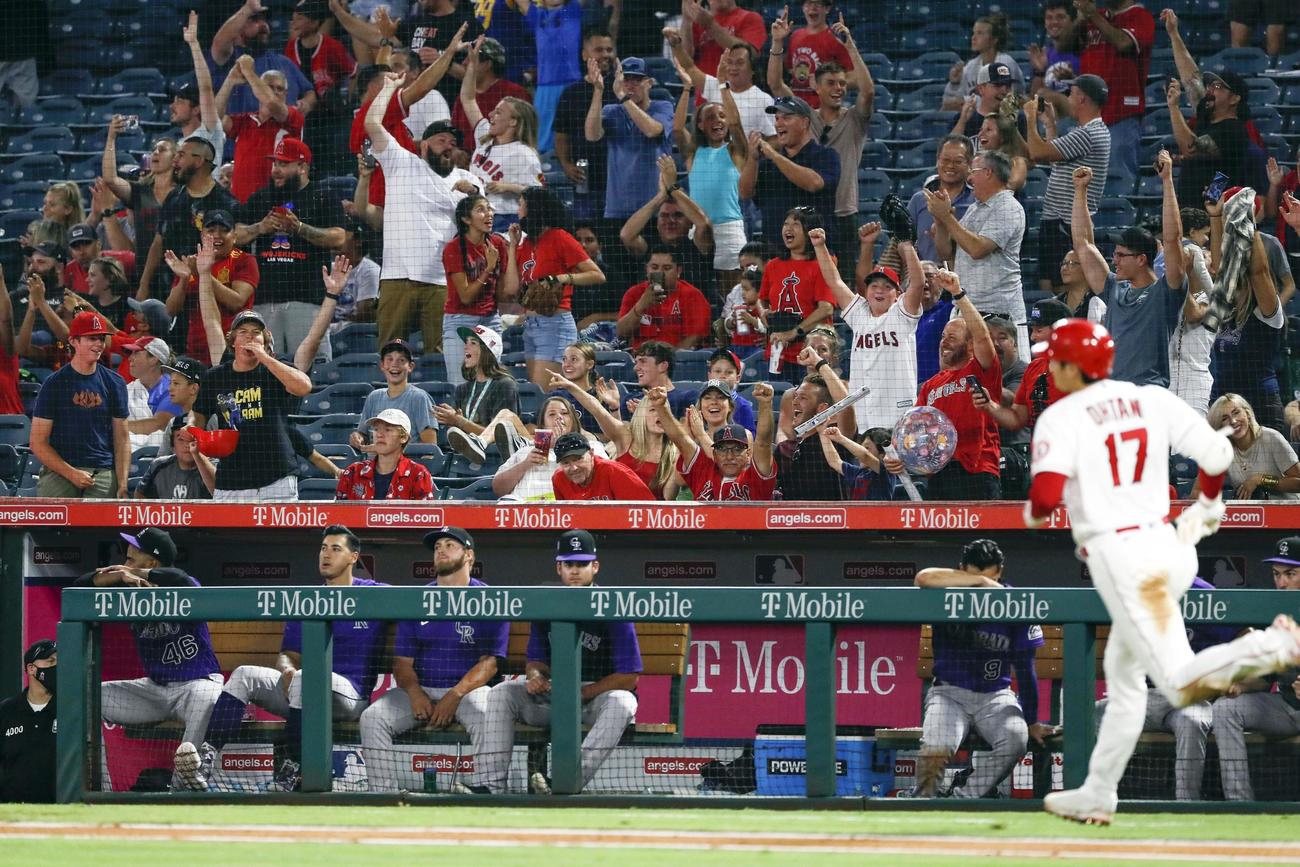ロッキーズ戦の4回、エンゼルス・大谷（17）が37号3ランを放ち、大喜びするファン＝アナハイム（共同）