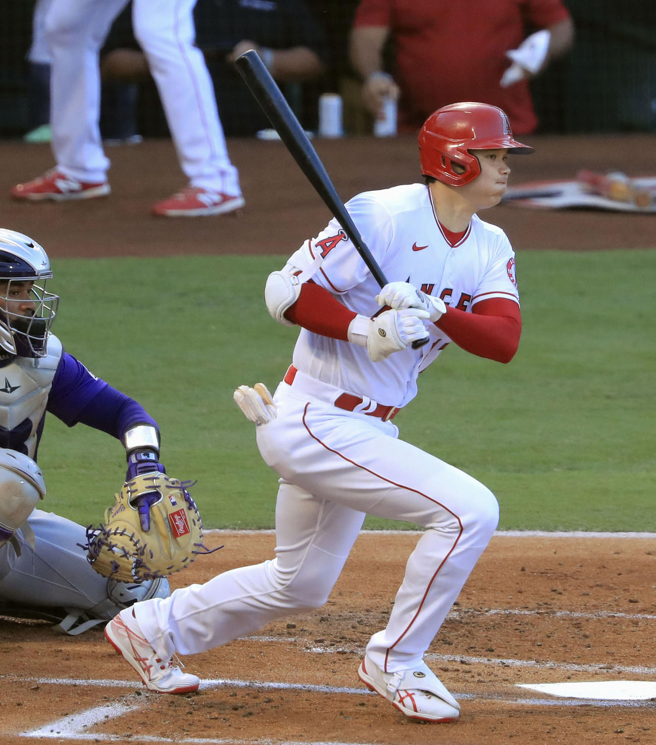 ロッキーズ戦の1回、右前打を放つエンゼルス・大谷＝アナハイム（共同）