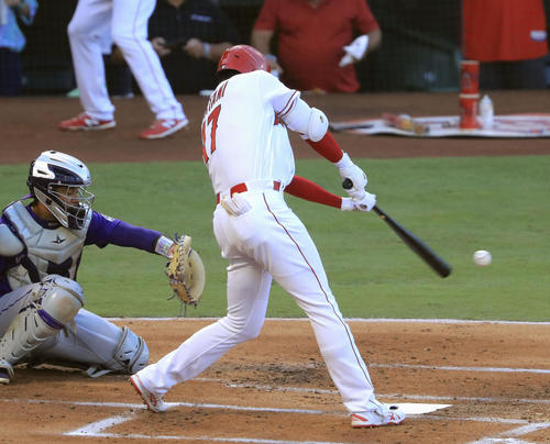 ロッキーズ戦の1回、右前打を放つエンゼルス・大谷=アナハイム(共同)