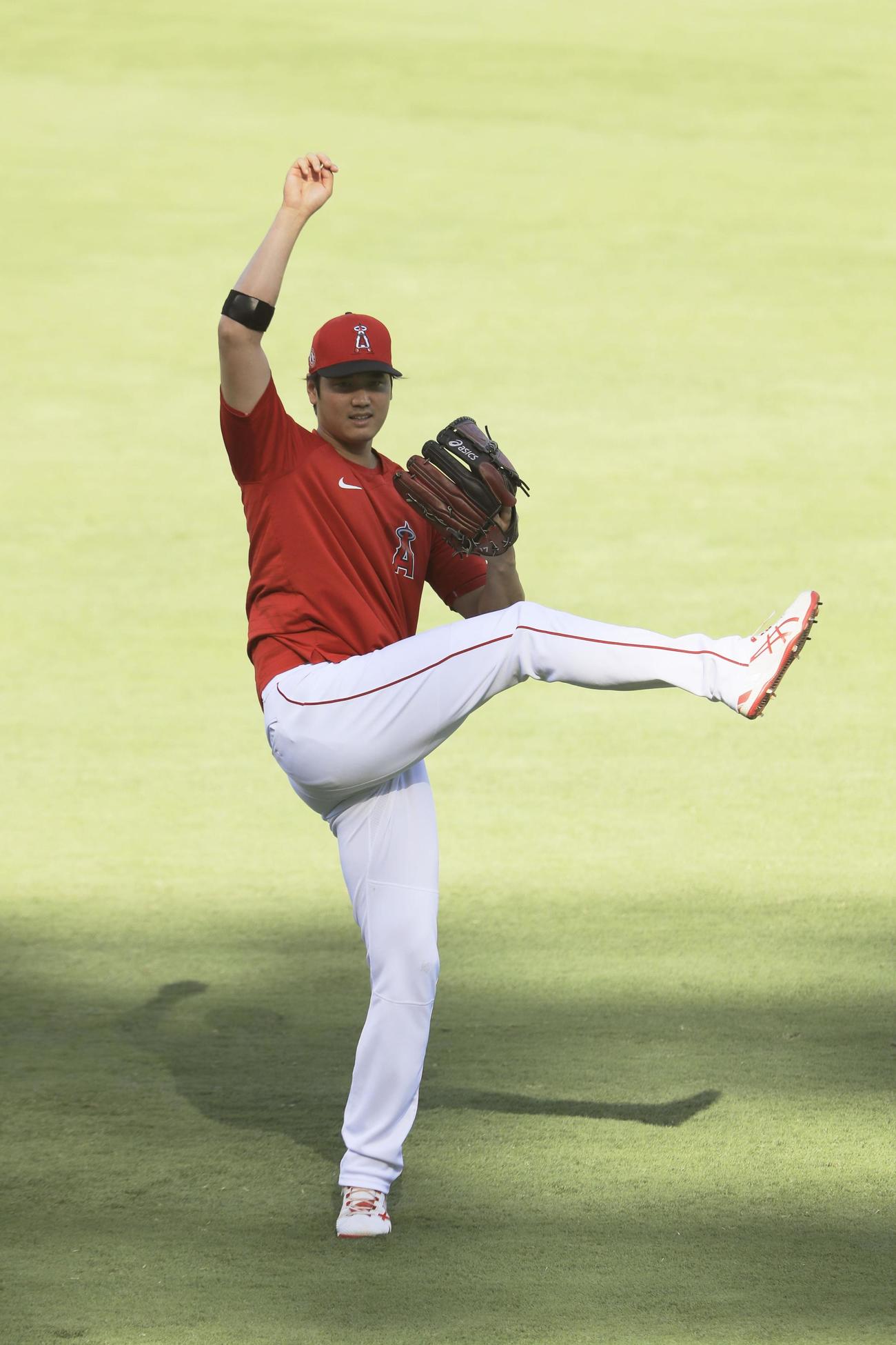 アスレチックス戦を前にキャッチボールするエンゼルス・大谷＝アナハイム（共同）