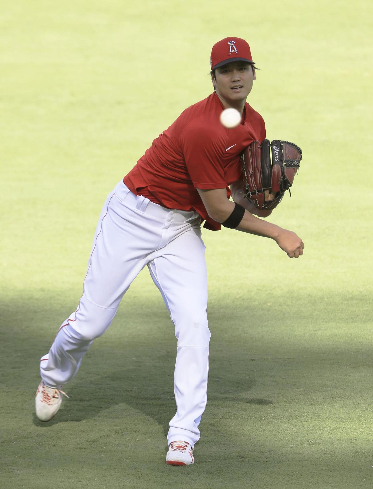 アスレチックス戦を前にキャッチボールするエンゼルス・大谷＝アナハイム（共同）