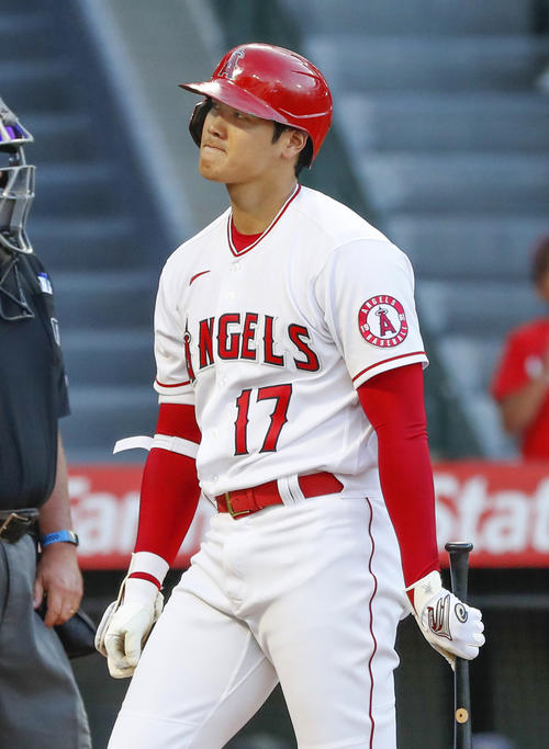 アスレチックス戦の1回、見逃し三振に倒れたエンゼルス・大谷＝アナハイム（共同）