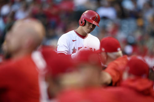 1回、三振に倒れベンチに戻った大谷（AP）
