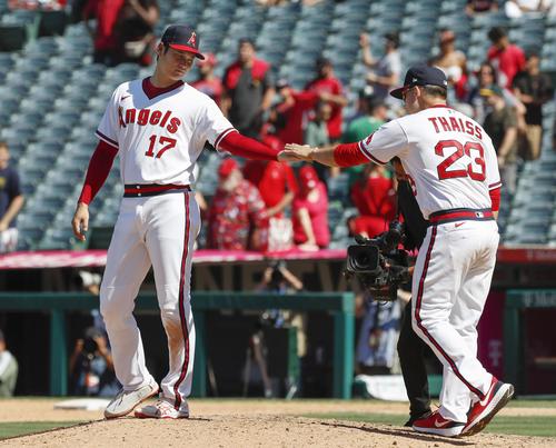 アスレチックスに勝利し、チームメートとタッチを交わすエンゼルス・大谷＝アナハイム（共同）