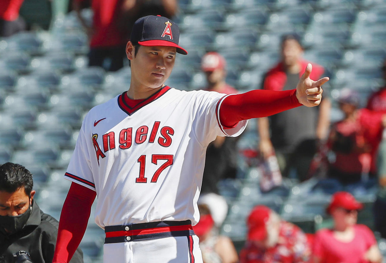 アスレチックスに勝利し、ポーズをとるエンゼルス・大谷＝アナハイム（共同）