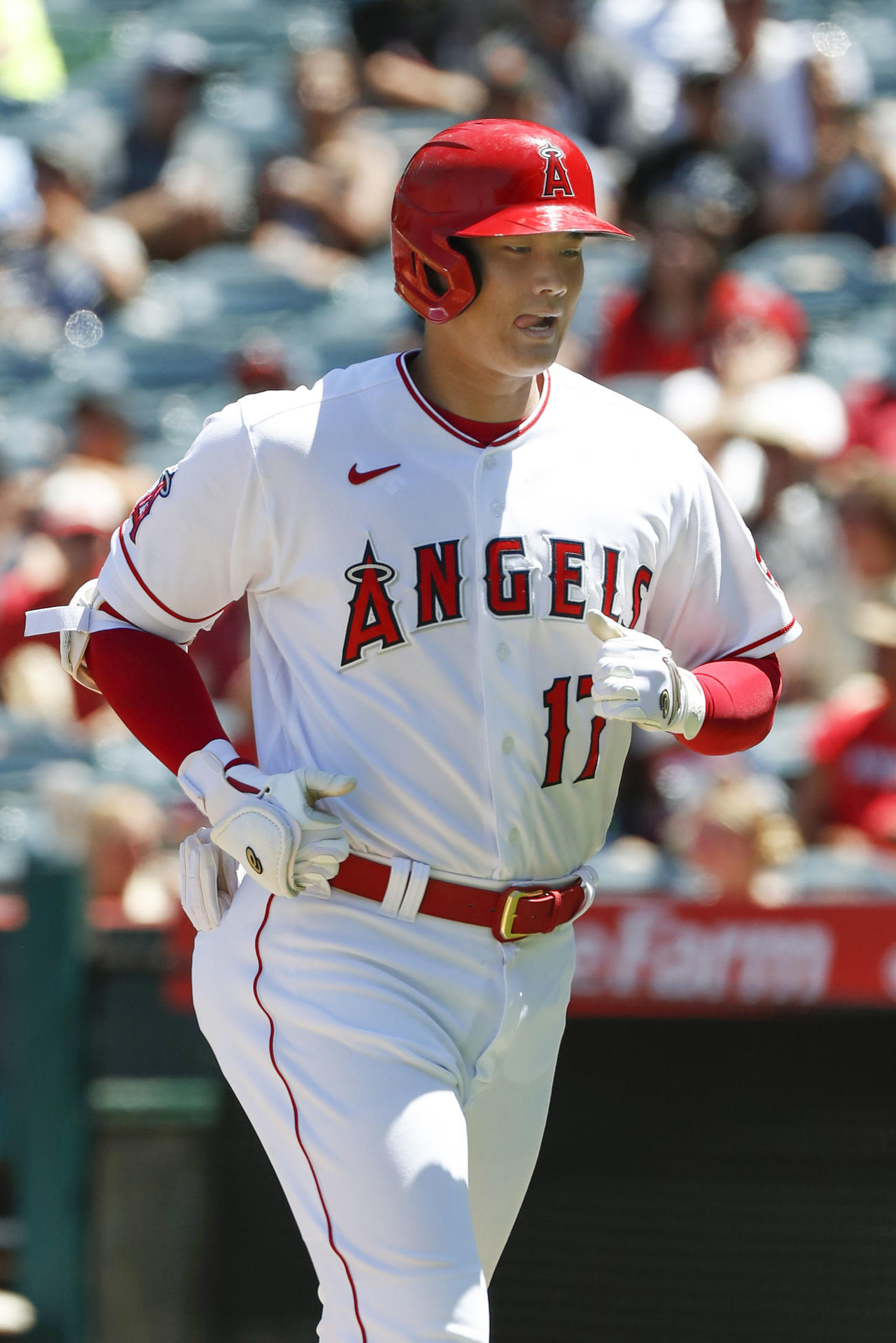 アスレチックス戦の3回、中飛に倒れたエンゼルス・大谷＝アナハイム（共同）