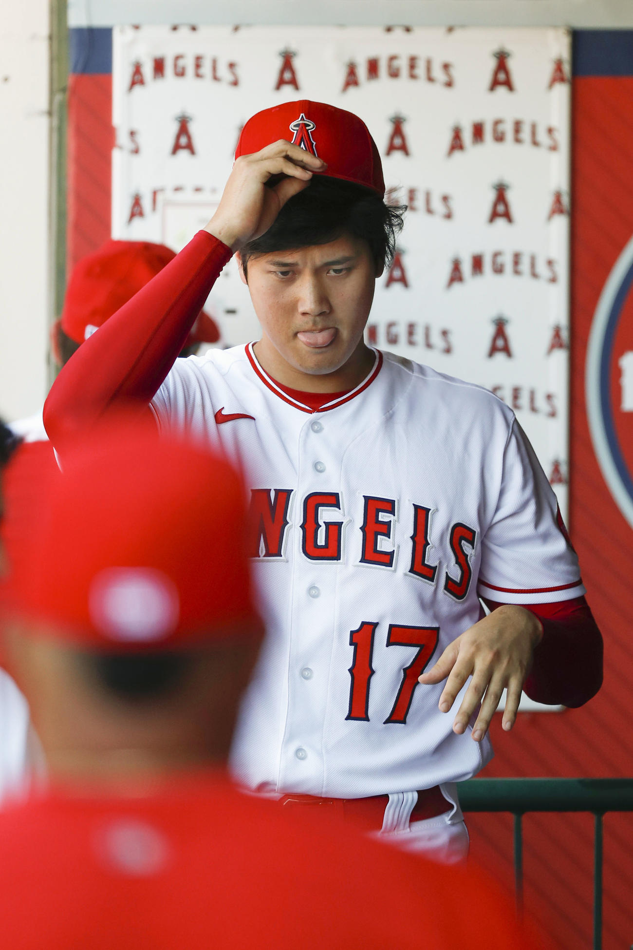 アスレチックス戦の8回、エンゼルス・大谷はこの試合2度目となる併殺打に倒れ、ベンチでさえない表情を見せた＝アナハイム（共同）