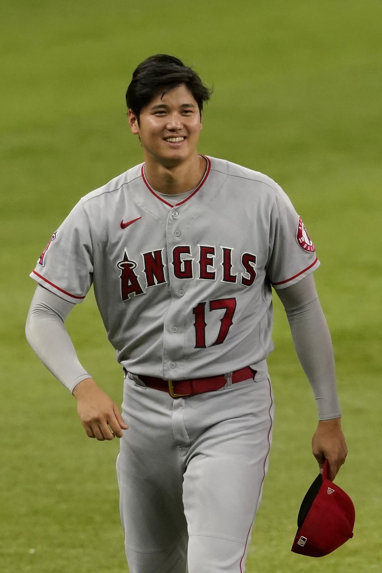 試合前、笑顔でアップする大谷（AP）