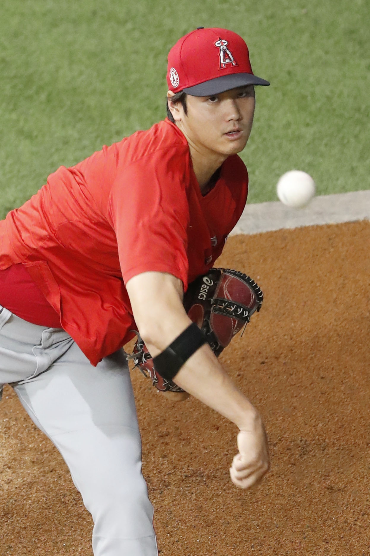 レンジャーズとの試合前、ブルペンで投球練習するエンゼルス・大谷＝アーリントン（共同）