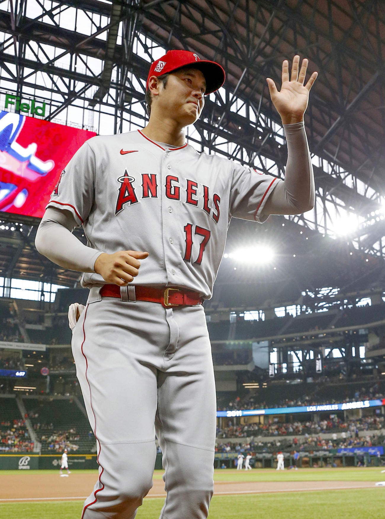 レンジャーズとの試合前、観客の声援に手を振って応える米大リーグ、エンゼルスの大谷。ア・リーグ野手部門で7月のMVPに選ばれた（共同）
