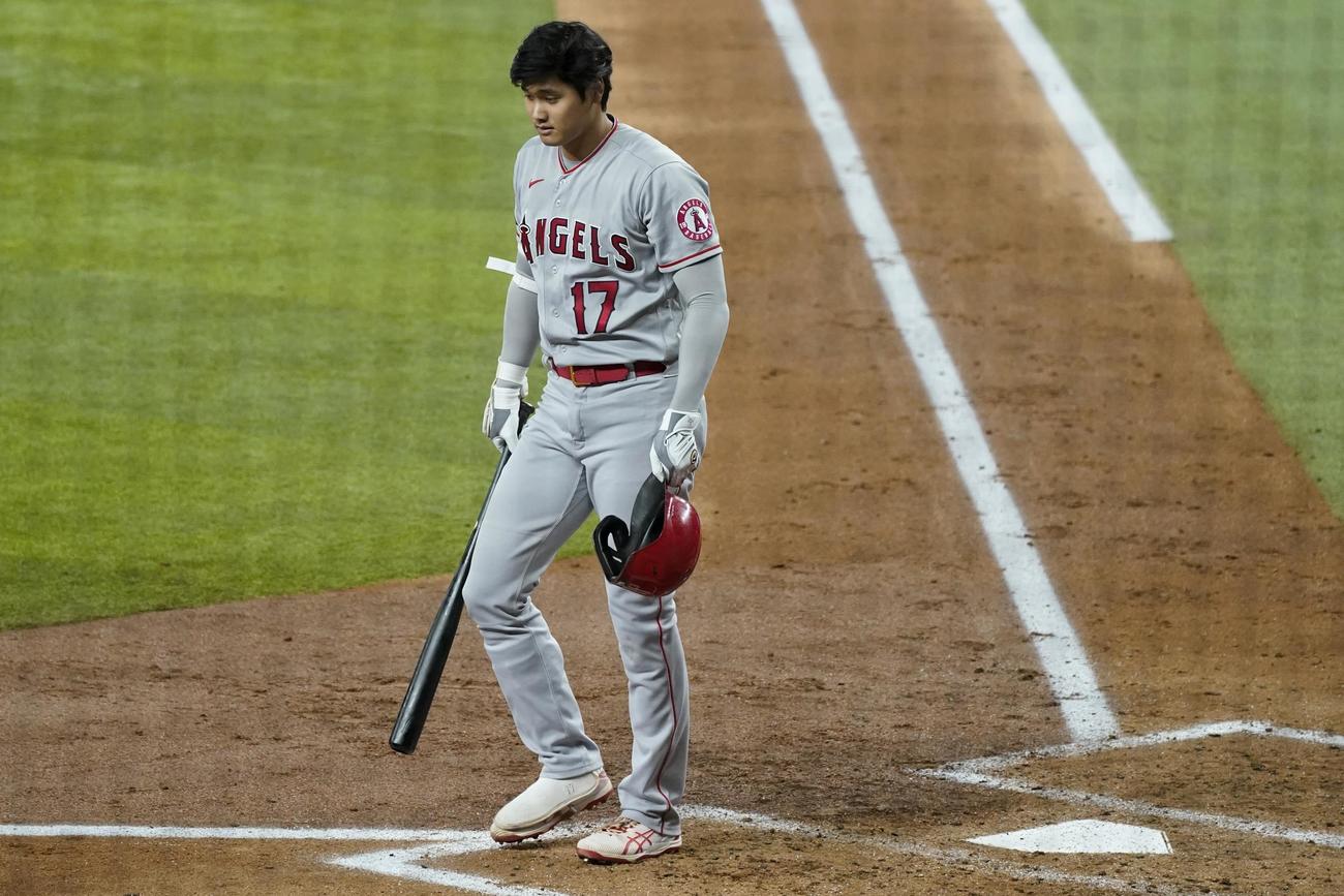 3回、三振に倒れた大谷（AP）