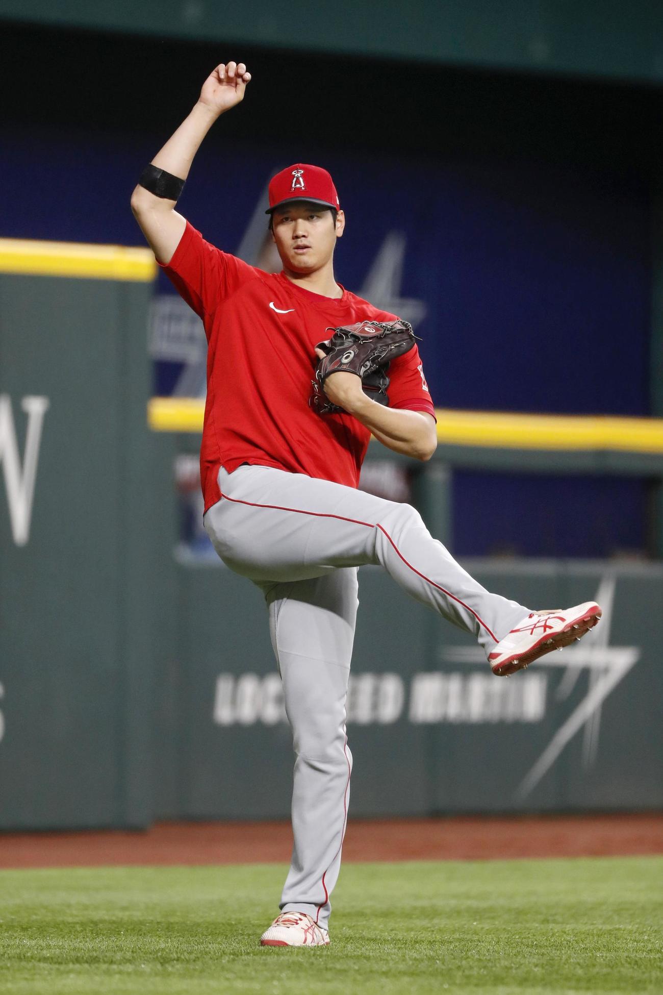 試合前、キャッチボールするエンゼルス・大谷＝アーリントン（共同）
