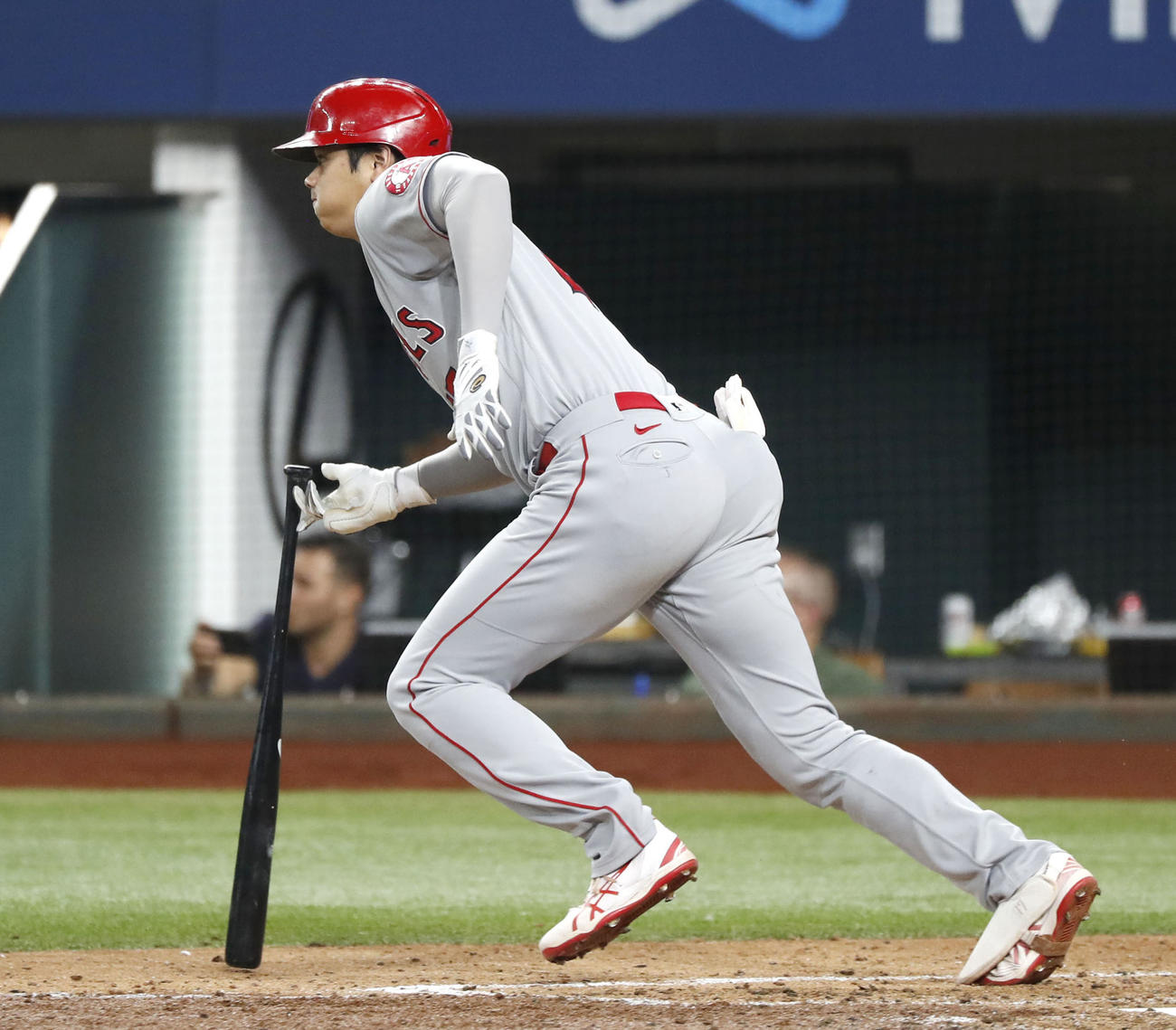 レンジャーズ戦の5回、二塁打を放つエンゼルス・大谷＝アーリントン（共同）