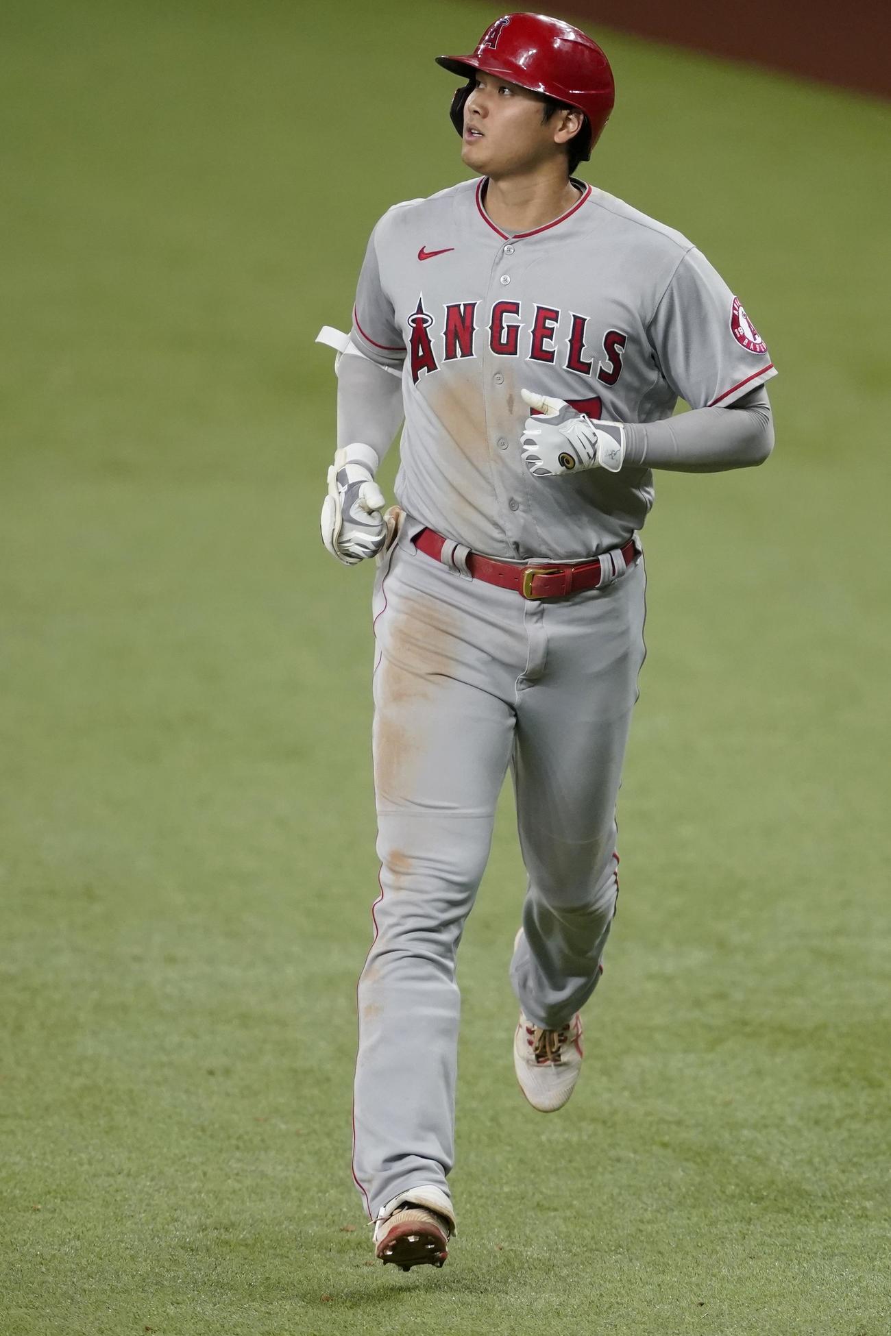 8回、凡退しベンチに帰る大谷（AP）