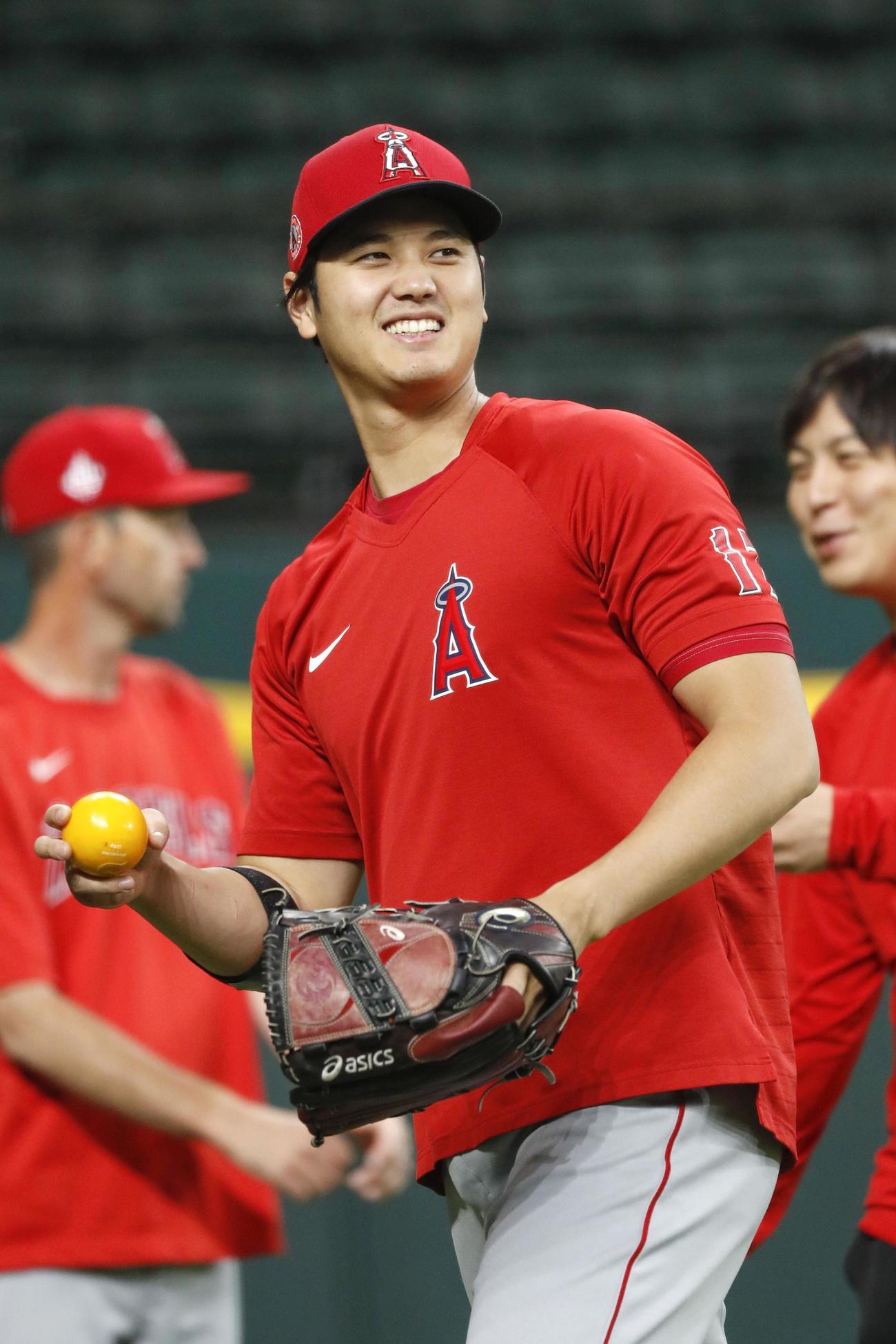 試合前、練習で笑顔を見せるエンゼルス・大谷＝アーリントン（共同）