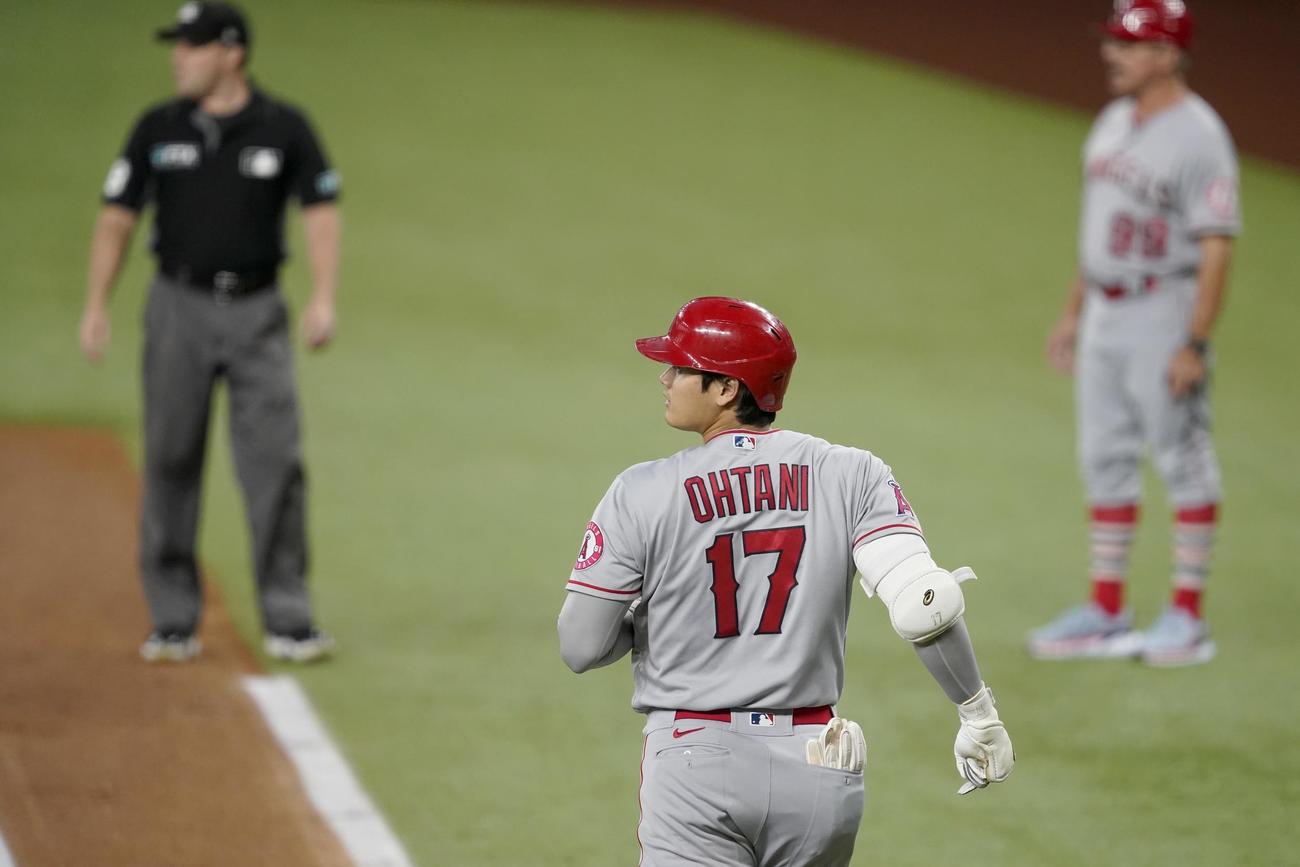 1回、左飛に倒れた大谷（AP）
