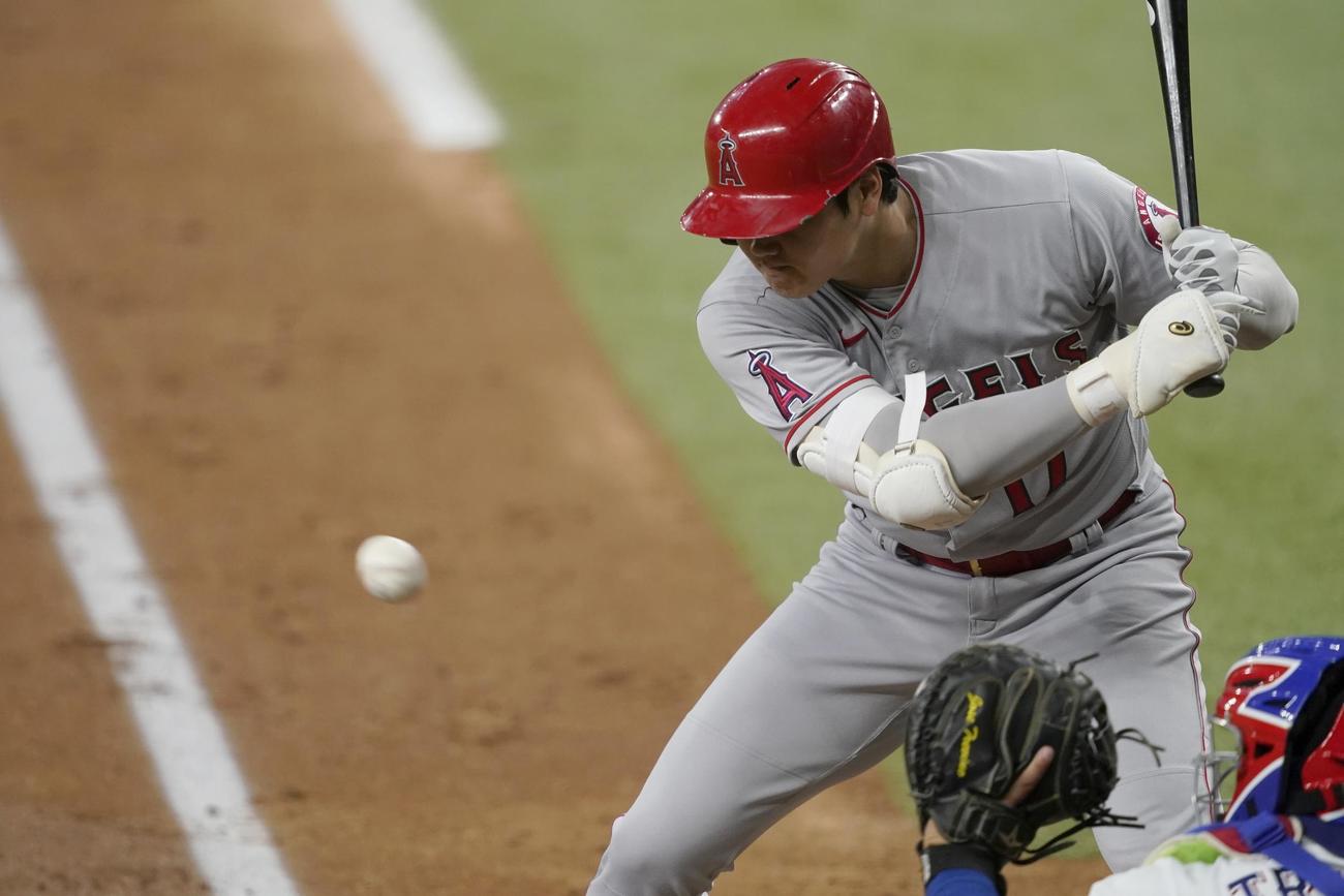 3回、打席でボールを見る大谷（AP）