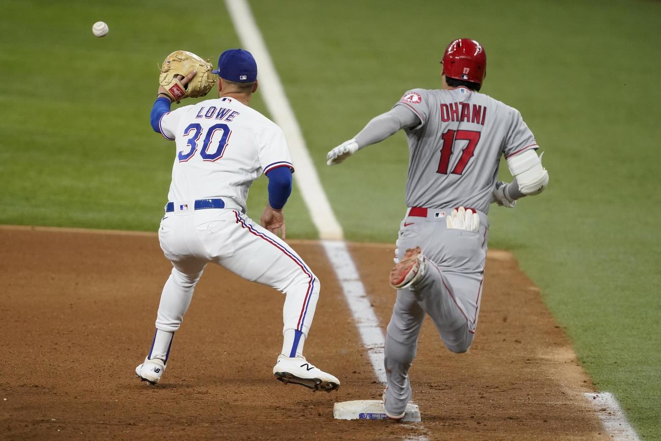 7回、二塁内野安打の大谷（AP）