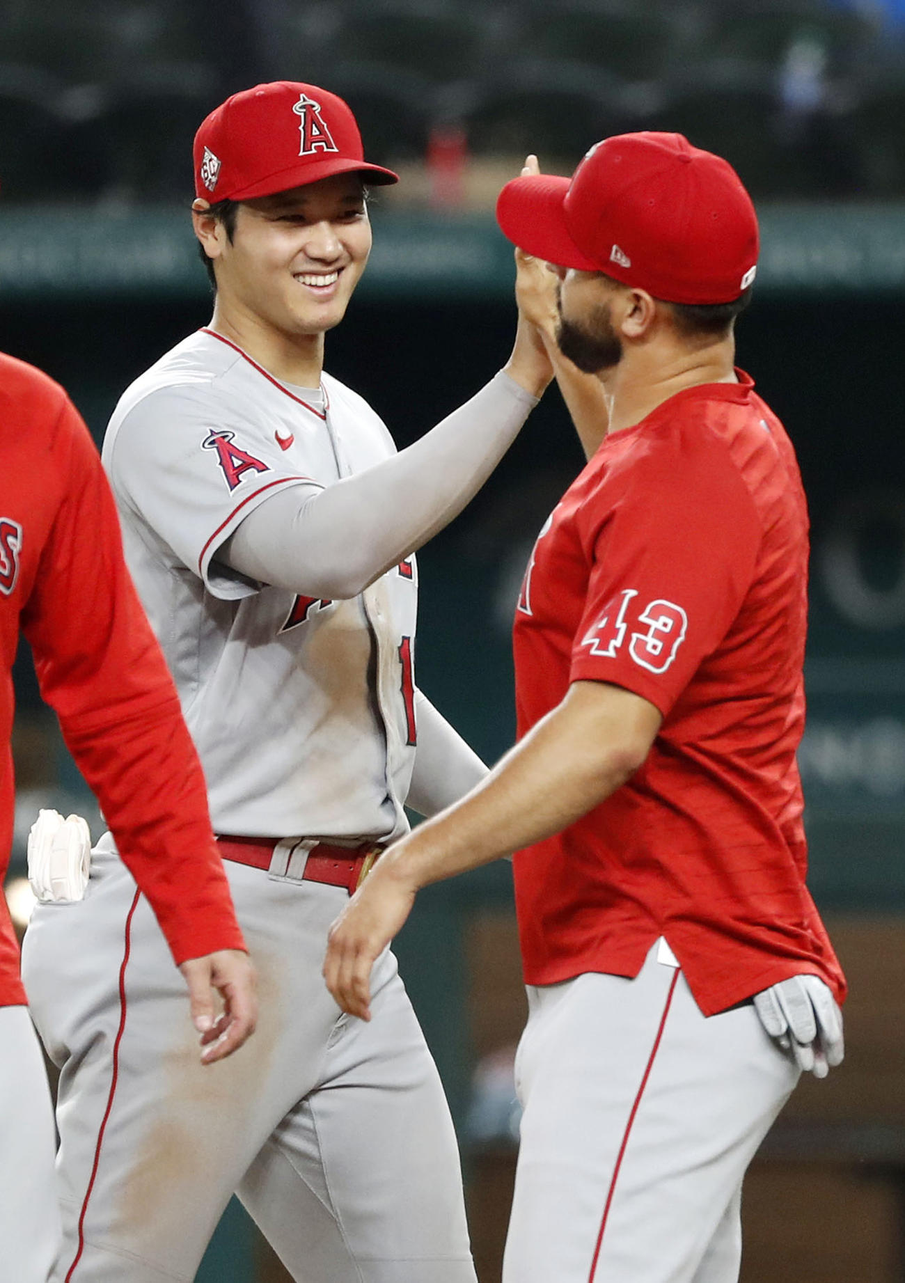 レンジャーズに快勝し、チームメートと笑顔でタッチを交わすエンゼルス・大谷＝アーリントン（共同）