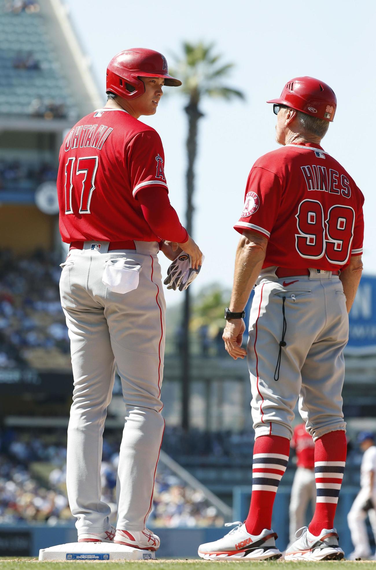 ドジャース戦の8回、代打で四球を選び出塁したエンゼルス・大谷＝ロサンゼルス（共同）