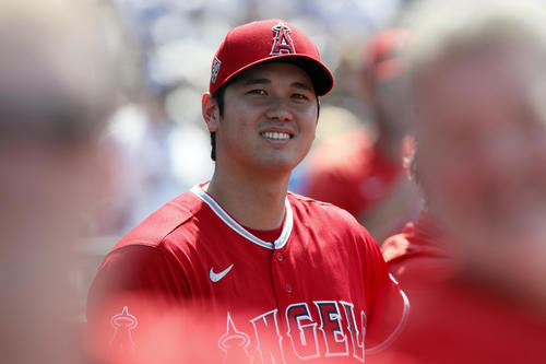 6回、ベンチで笑顔を見せる大谷（AP）