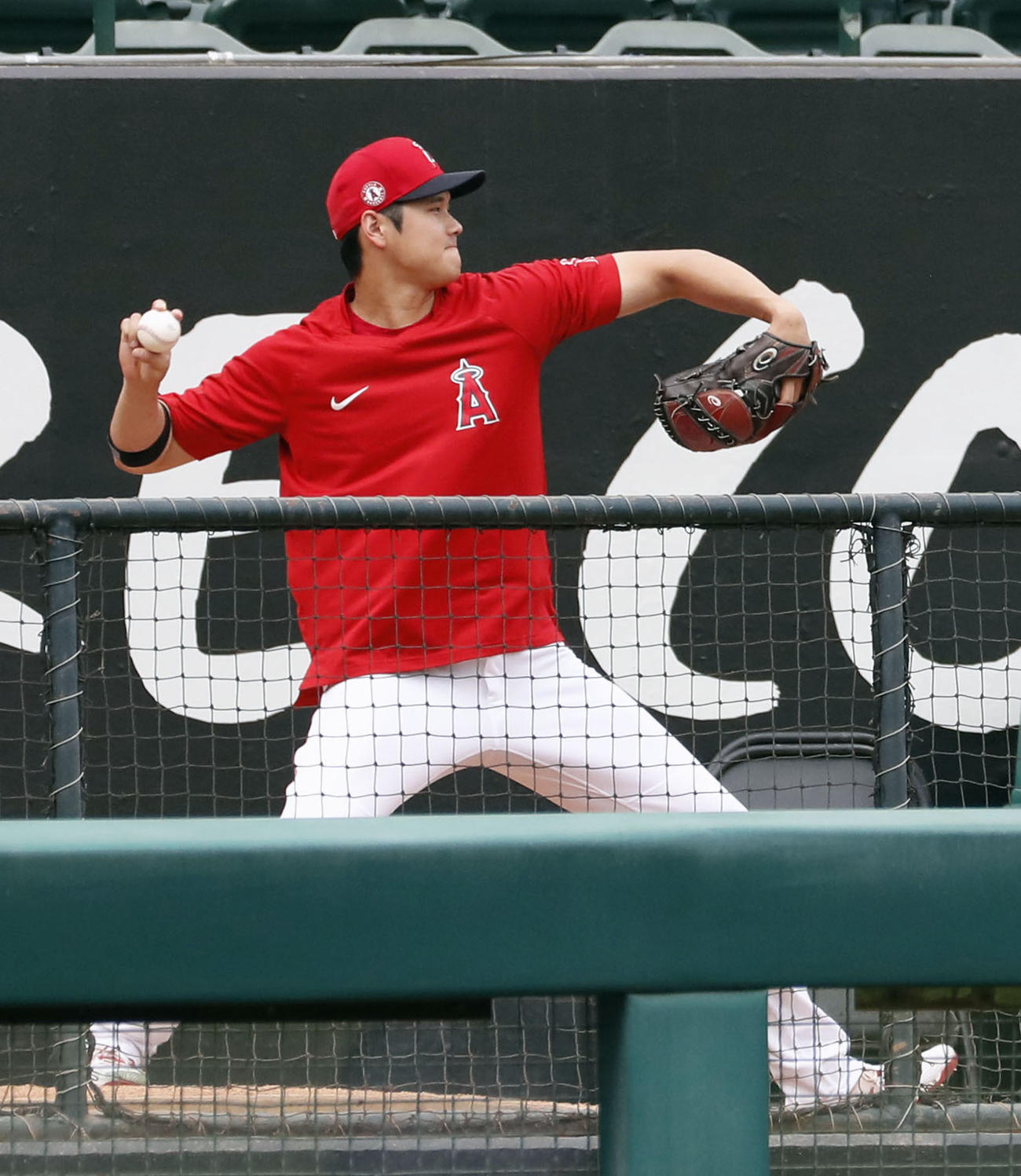 試合前、ブルペンで投球練習するエンゼルス・大谷＝アナハイム（共同）