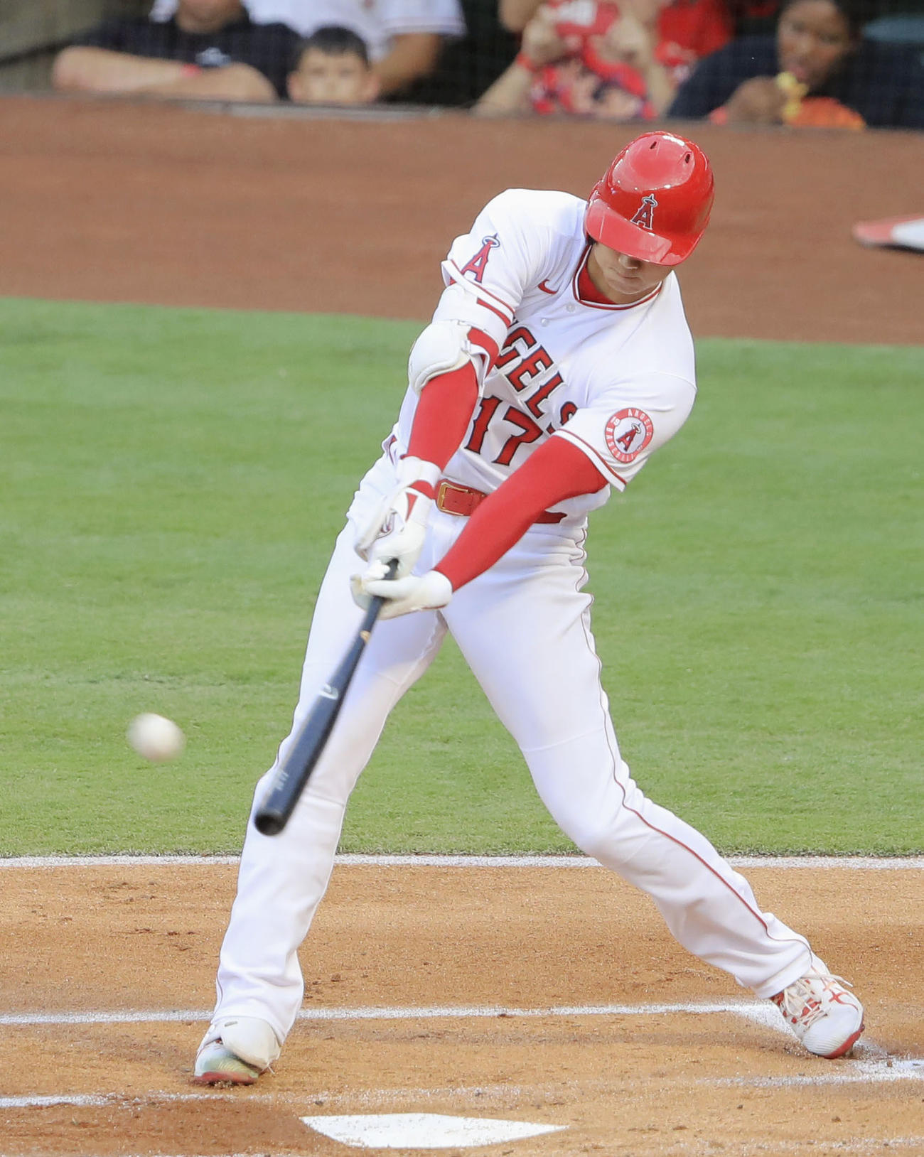 ブルージェイズ戦の1回、右飛に倒れたエンゼルス・大谷＝アナハイム（共同）