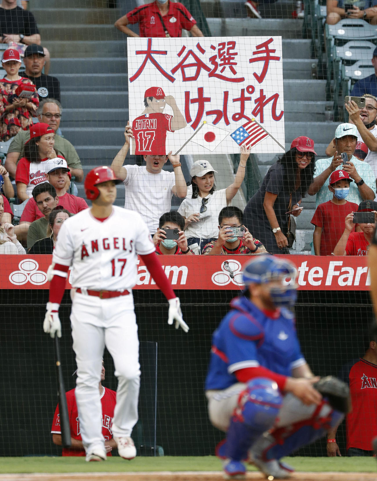 ブルージェイズ戦で打席に向かうエンゼルス・大谷（17）と応援するファン＝アナハイム（共同）