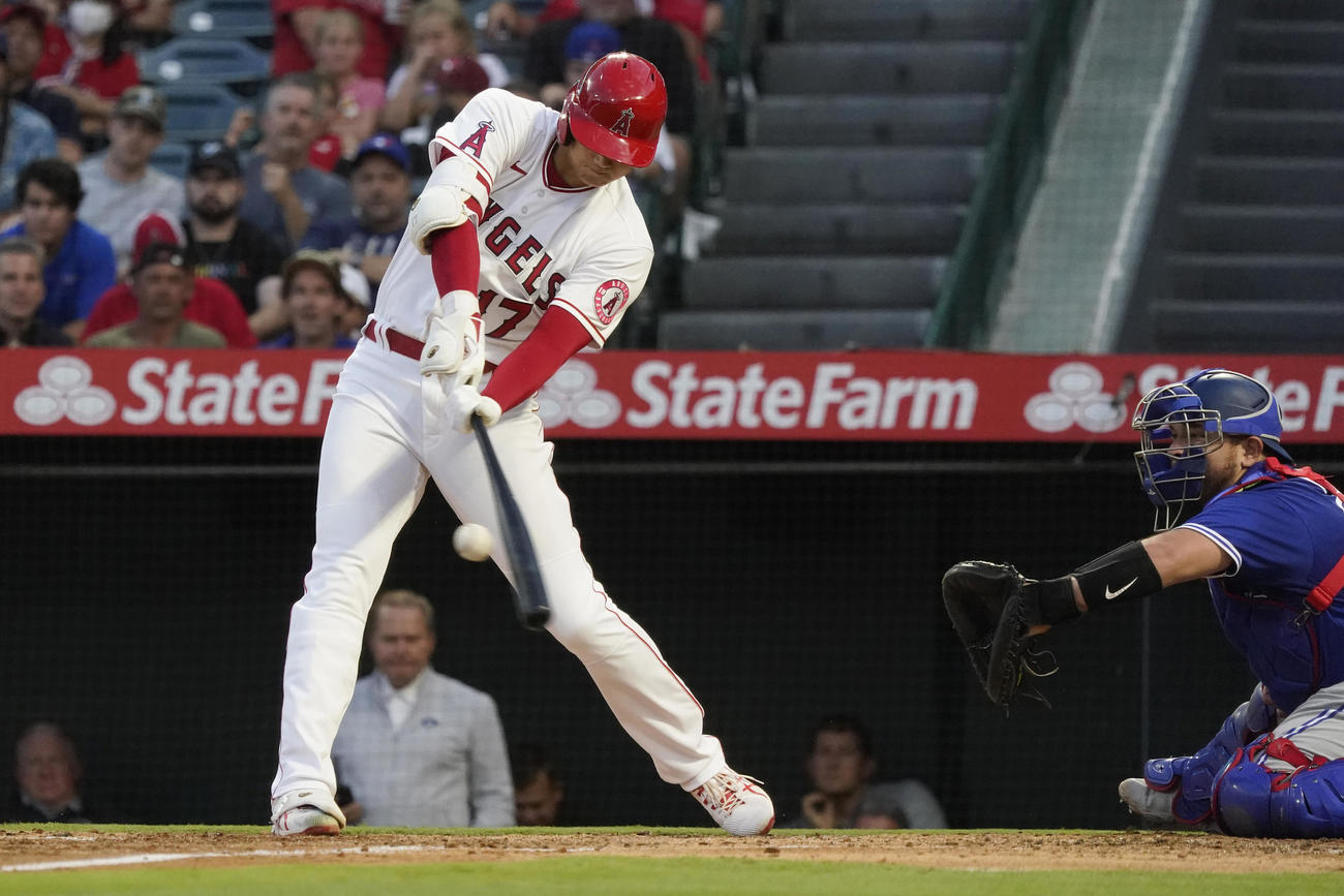 3回、38号2ランを放つ大谷（AP）