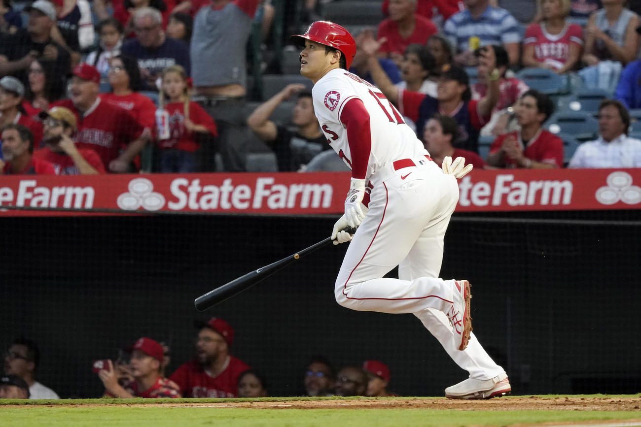 3回、38号2ランを放つ大谷（AP）
