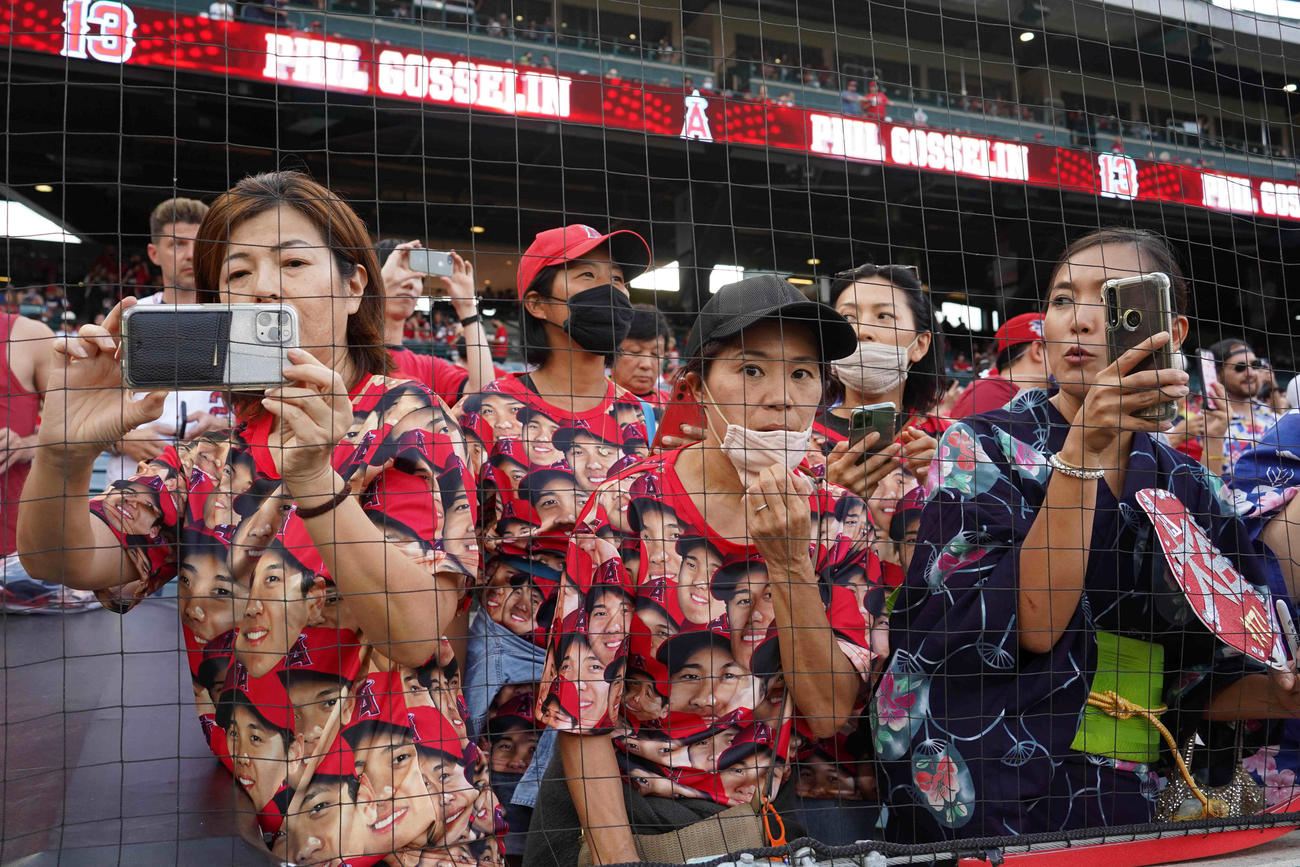 大谷の顔がプリントされたTシャツ姿で応援するファン（USA TODAY）