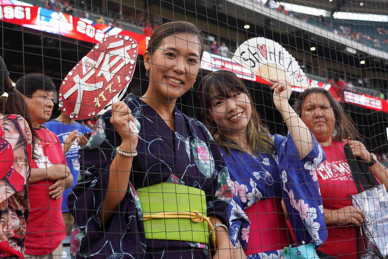 浴衣姿で応援するファン（USA TODAY）