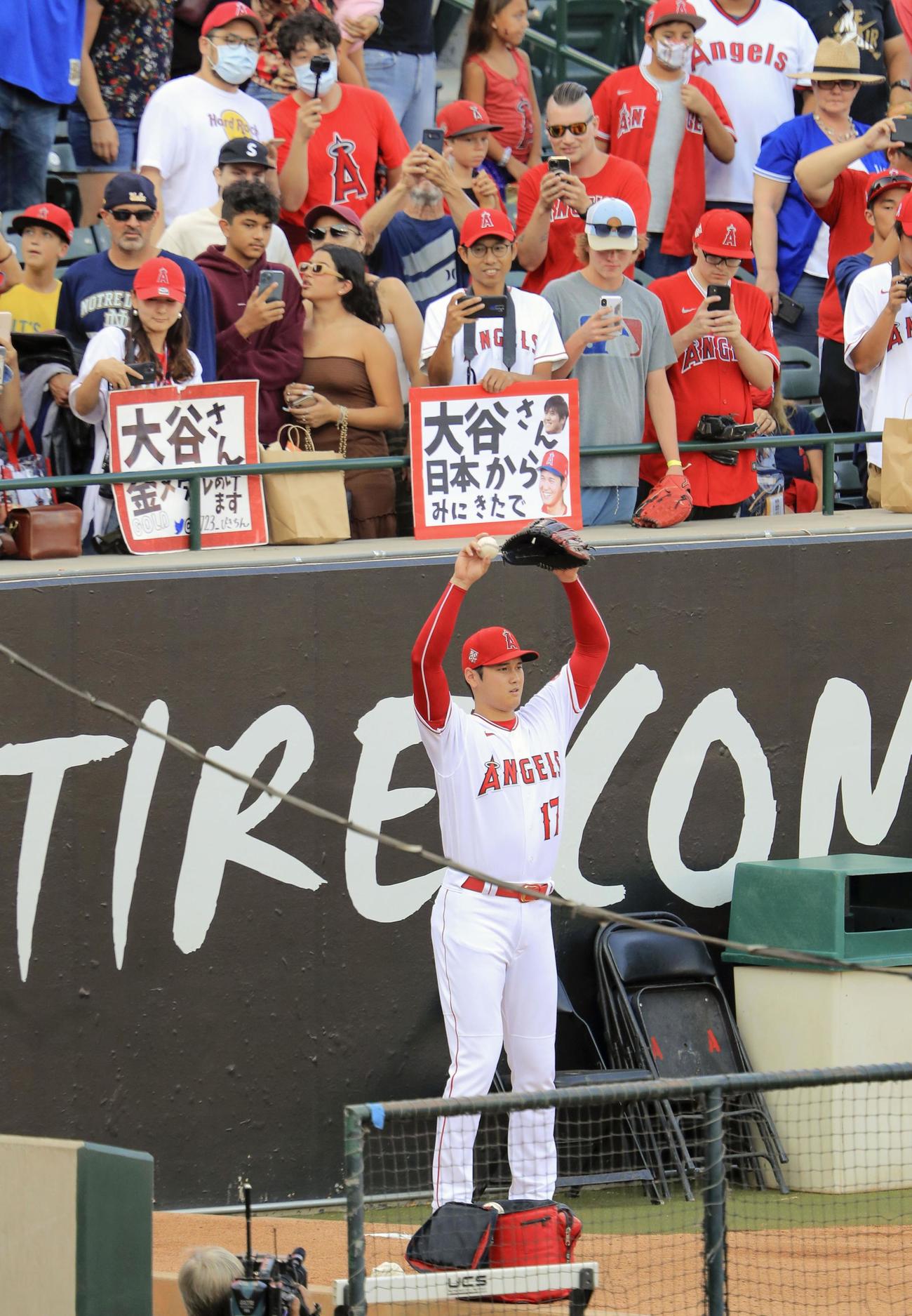 ファンが見守る中、ブルペンで投球練習するエンゼルス大谷（共同）