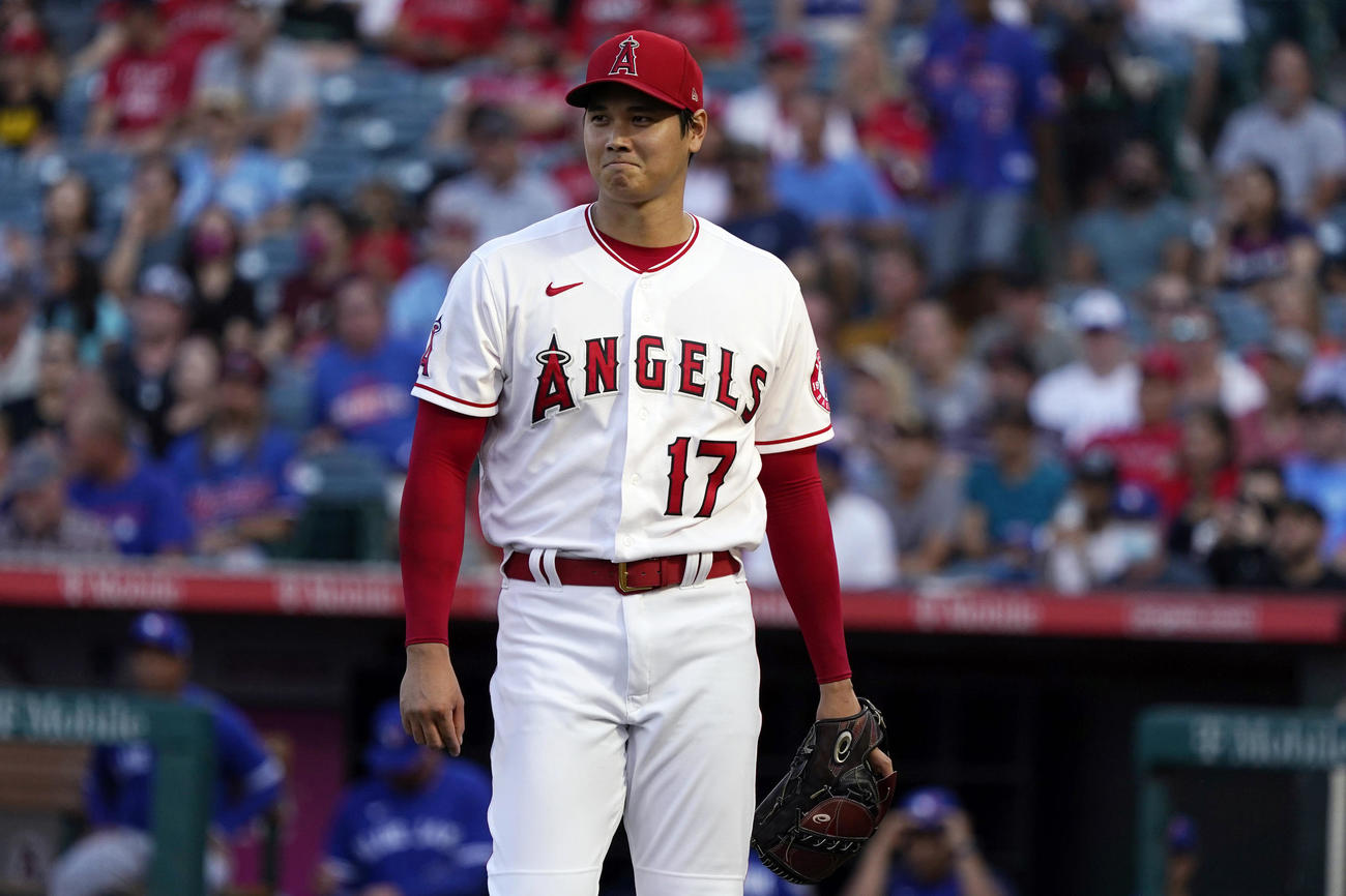 マウンドで笑顔を見せるエンゼルス大谷翔平投手（AP）