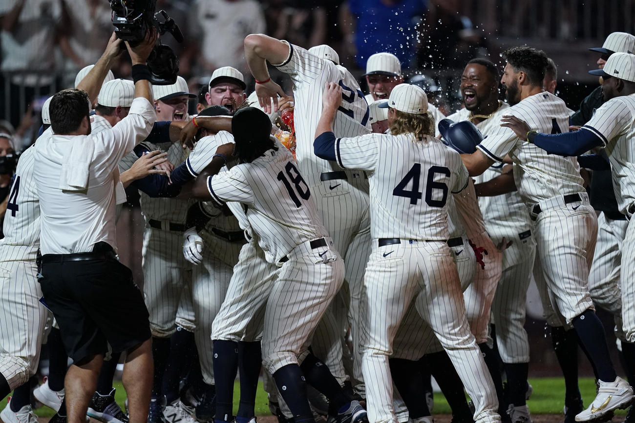 9回裏、逆転サヨナラ2ランを放ったアンダーソンを祝福するホワイトソックス（AP）