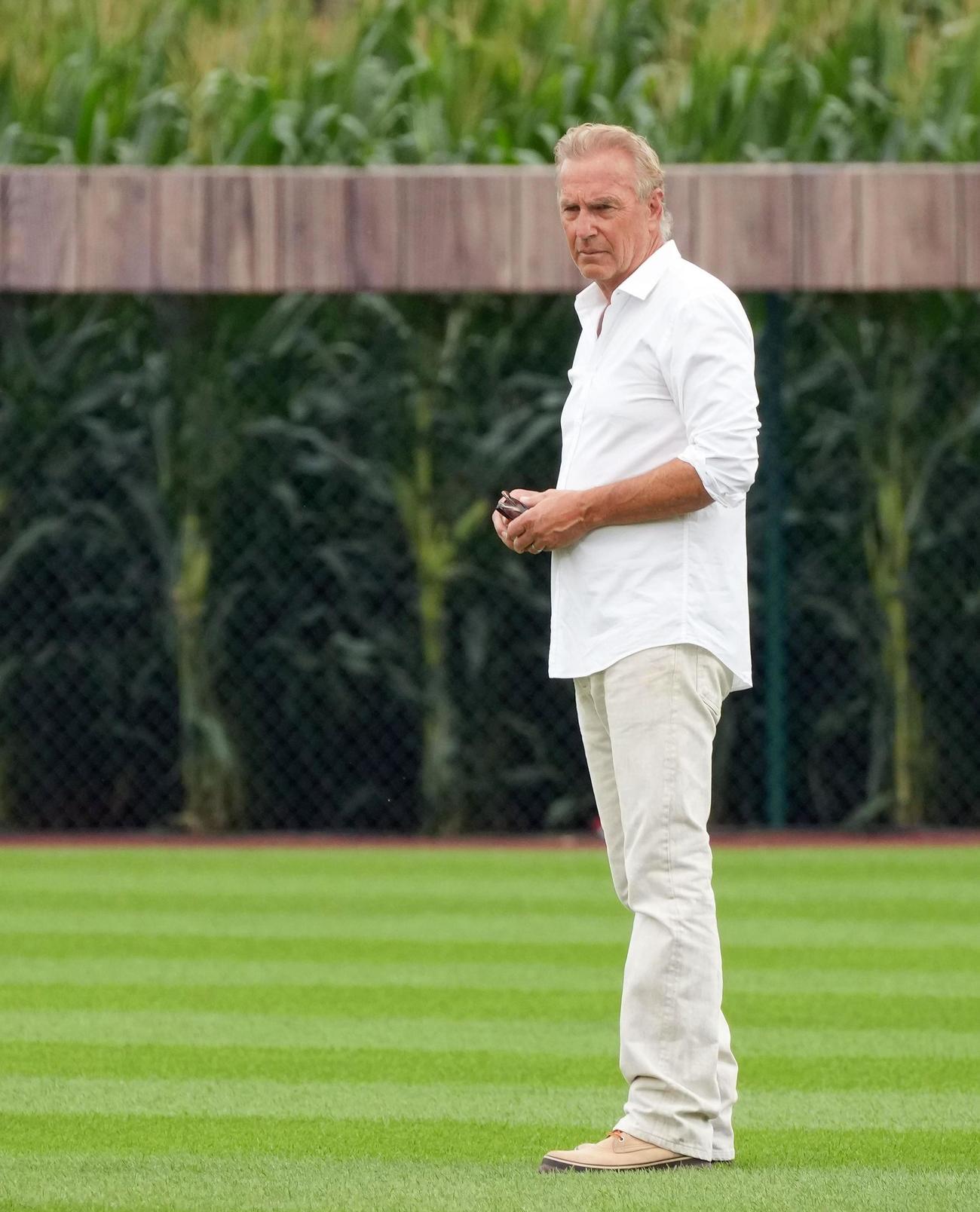 試合前の式典に登場した俳優ケビン・コスナー（UPI＝共同）