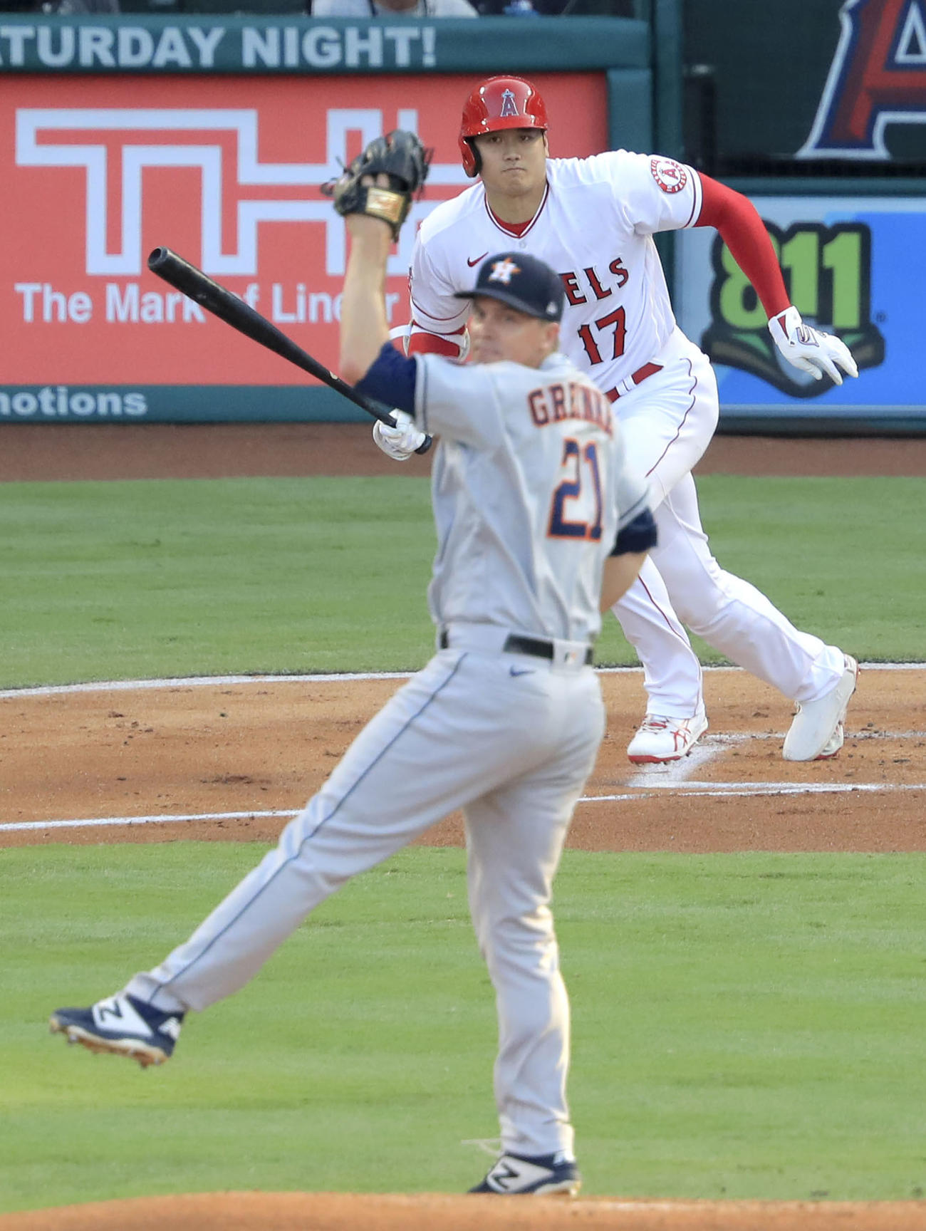 アストロズ戦の1回、遊直に倒れるエンゼルス・大谷。投手グリンキー＝アナハイム（共同）